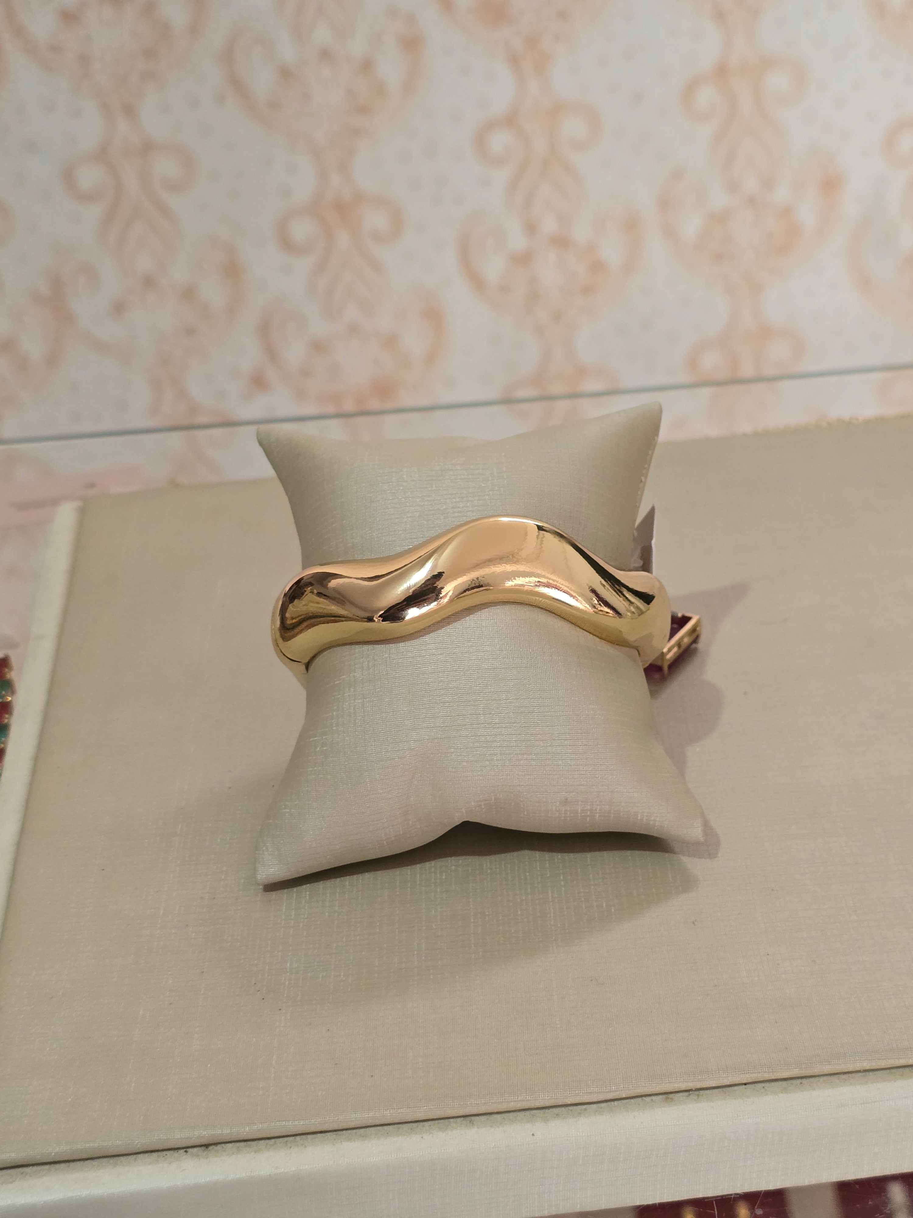 Bracelete Esculpido em Banho de Ouro 18k com Verniz Antialérgico