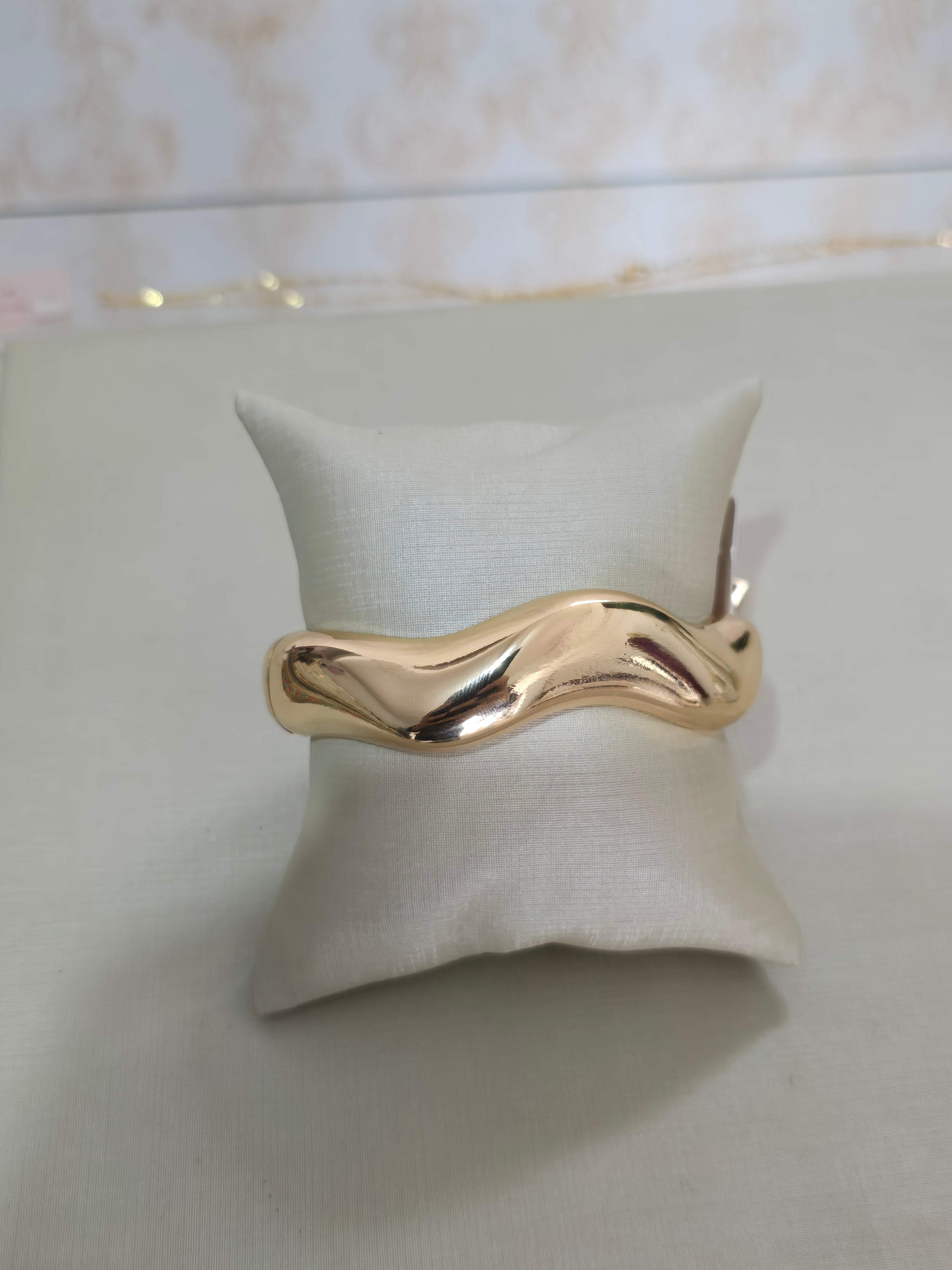 Bracelete Esculpido em Banho de Ouro 18k com Verniz Antialérgico