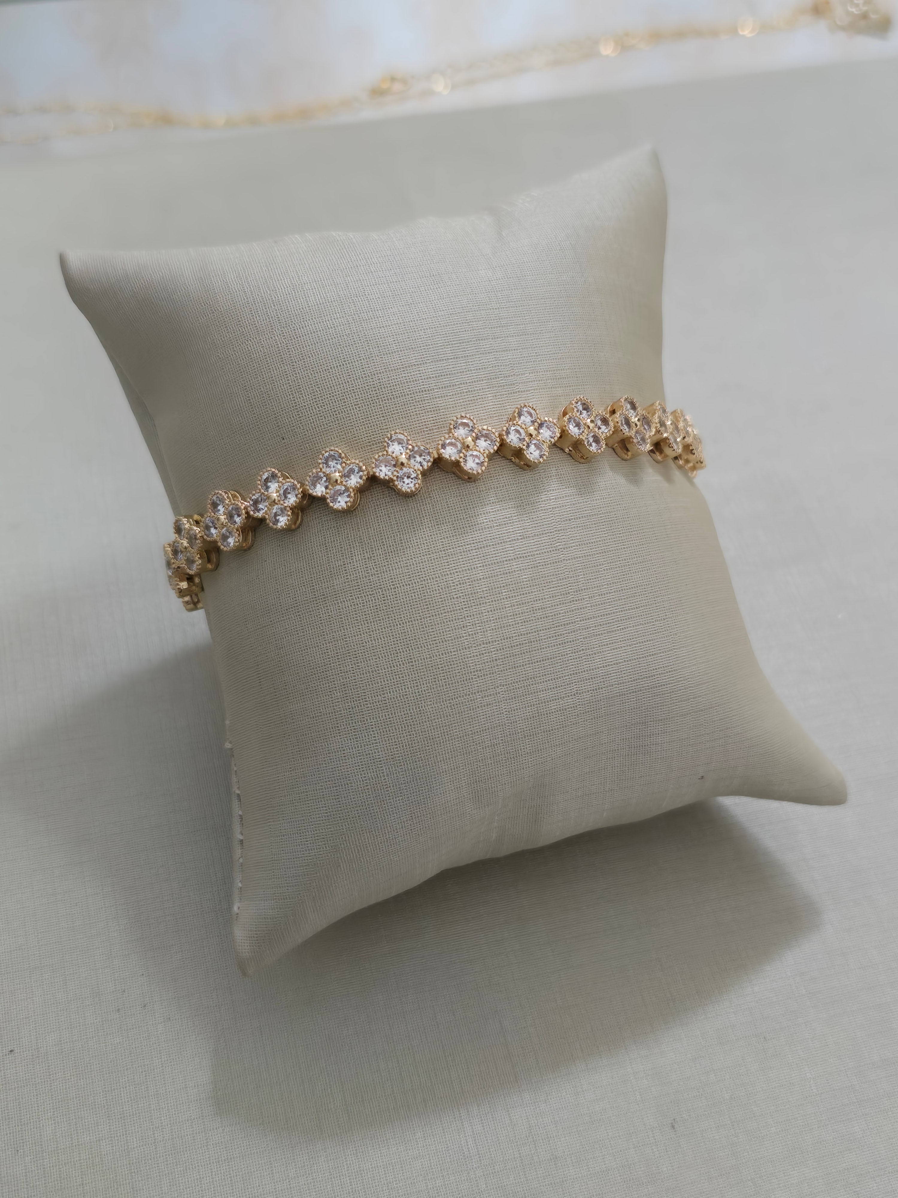 Pulseira Flor de Zircônias, banhada a ouro 18k com verniz antialérgico