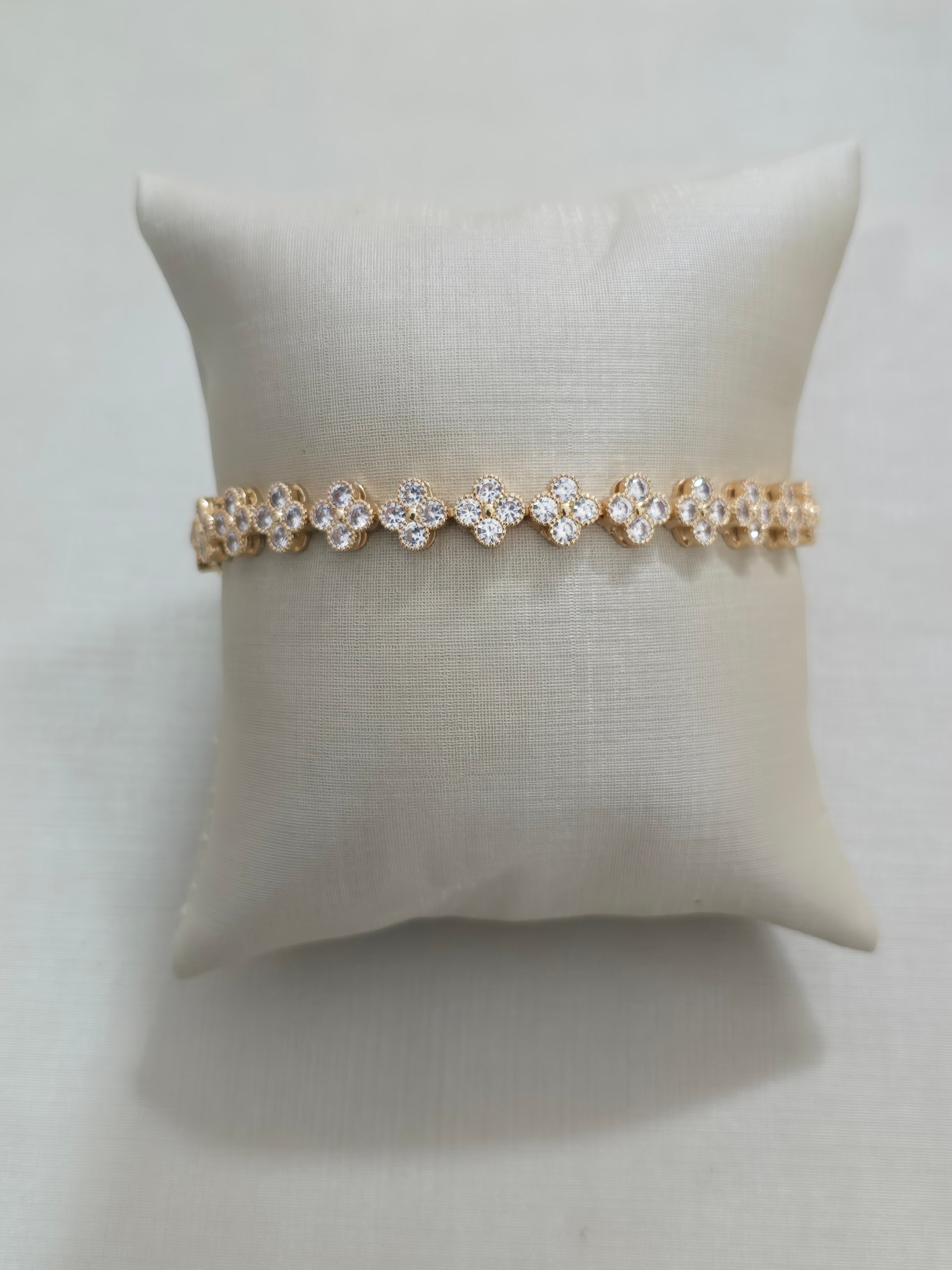 Pulseira Flor de Zircônias, banhada a ouro 18k com verniz antialérgico