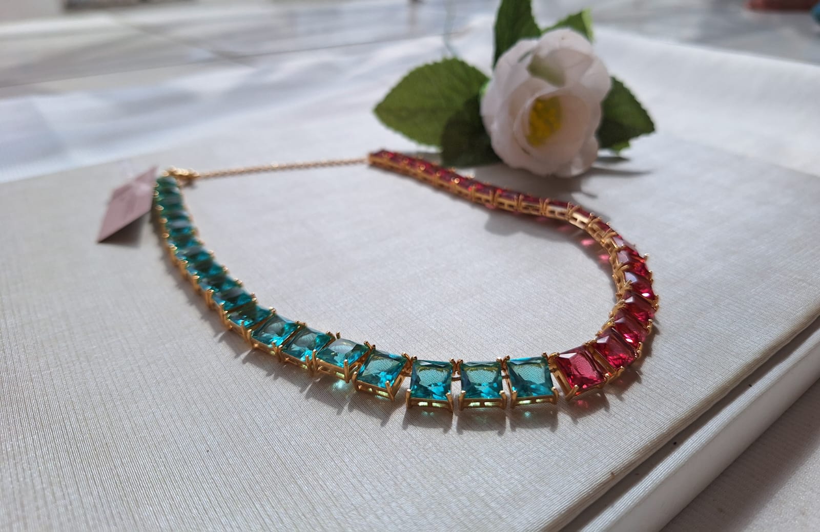 Choker cravejada em rubi e esmeralda, banhada a ouro 18k e com verniz antialérgico 💚✨.