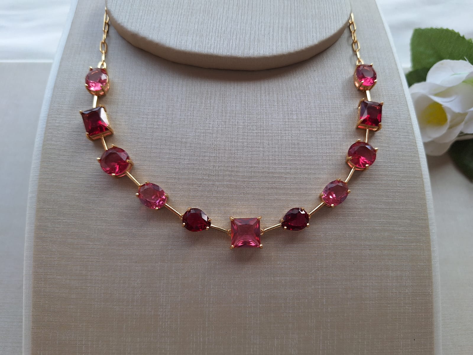 Colar de rubi, banhado a ouro 18k e com verniz antialérgico ❤️✨.