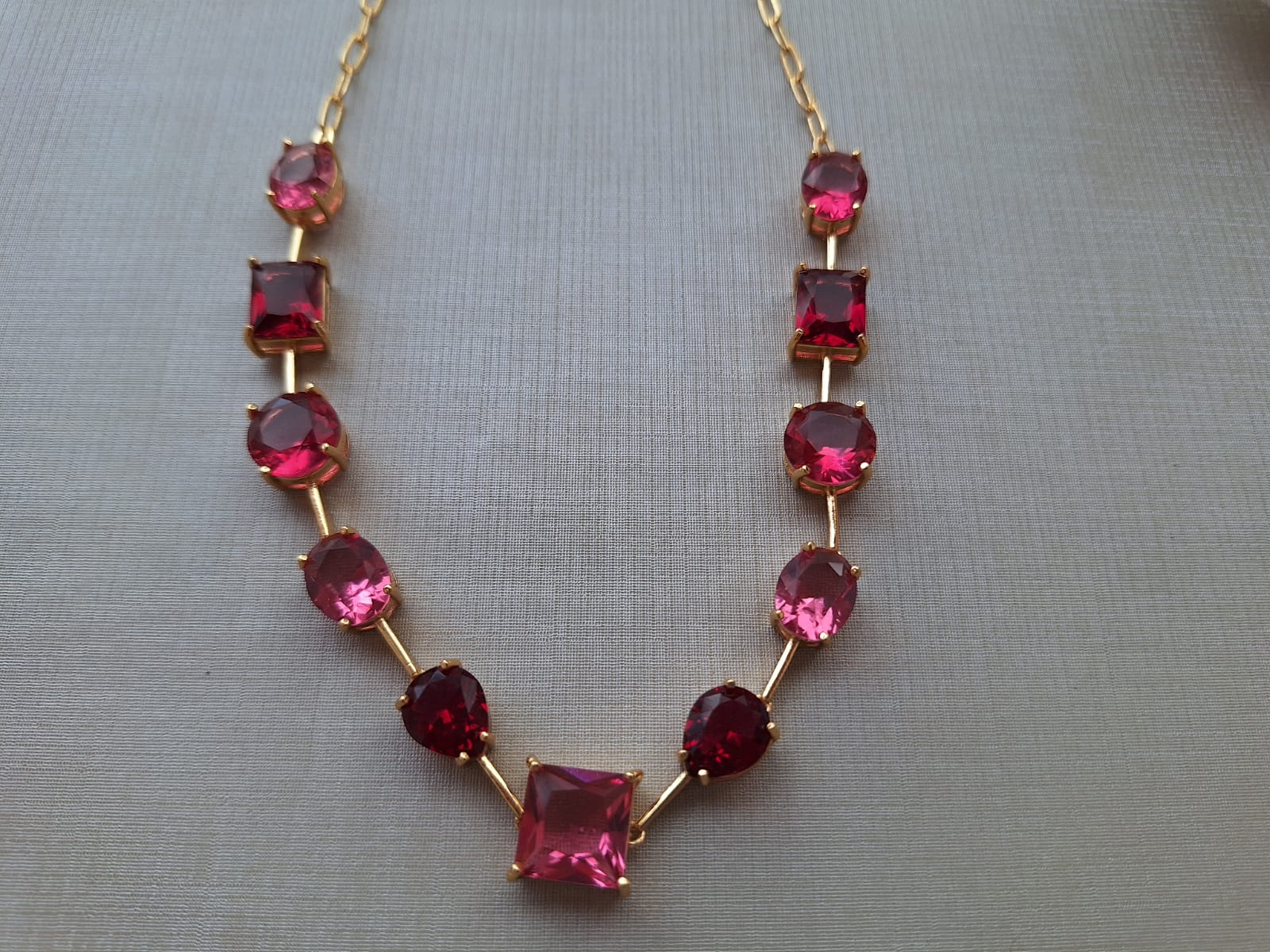 Colar de rubi, banhado a ouro 18k e com verniz antialérgico ❤️✨.