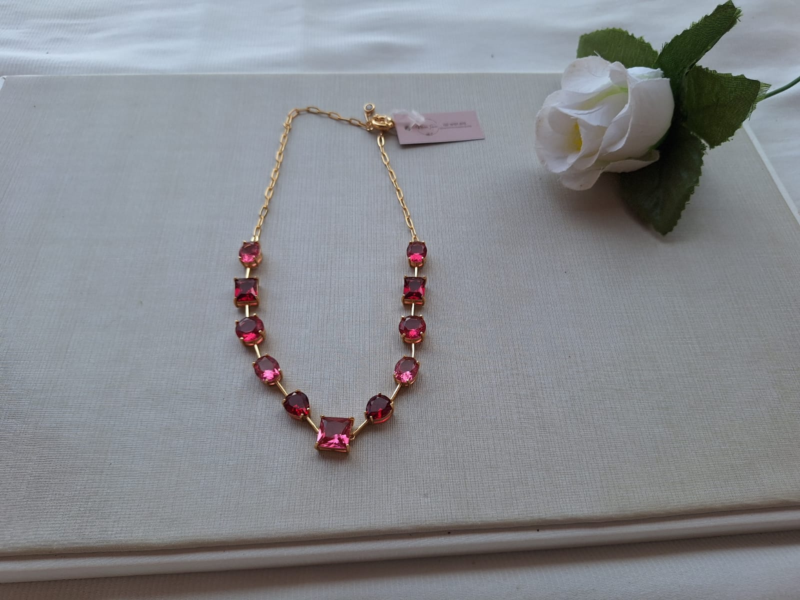 Colar de rubi, banhado a ouro 18k e com verniz antialérgico ❤️✨.