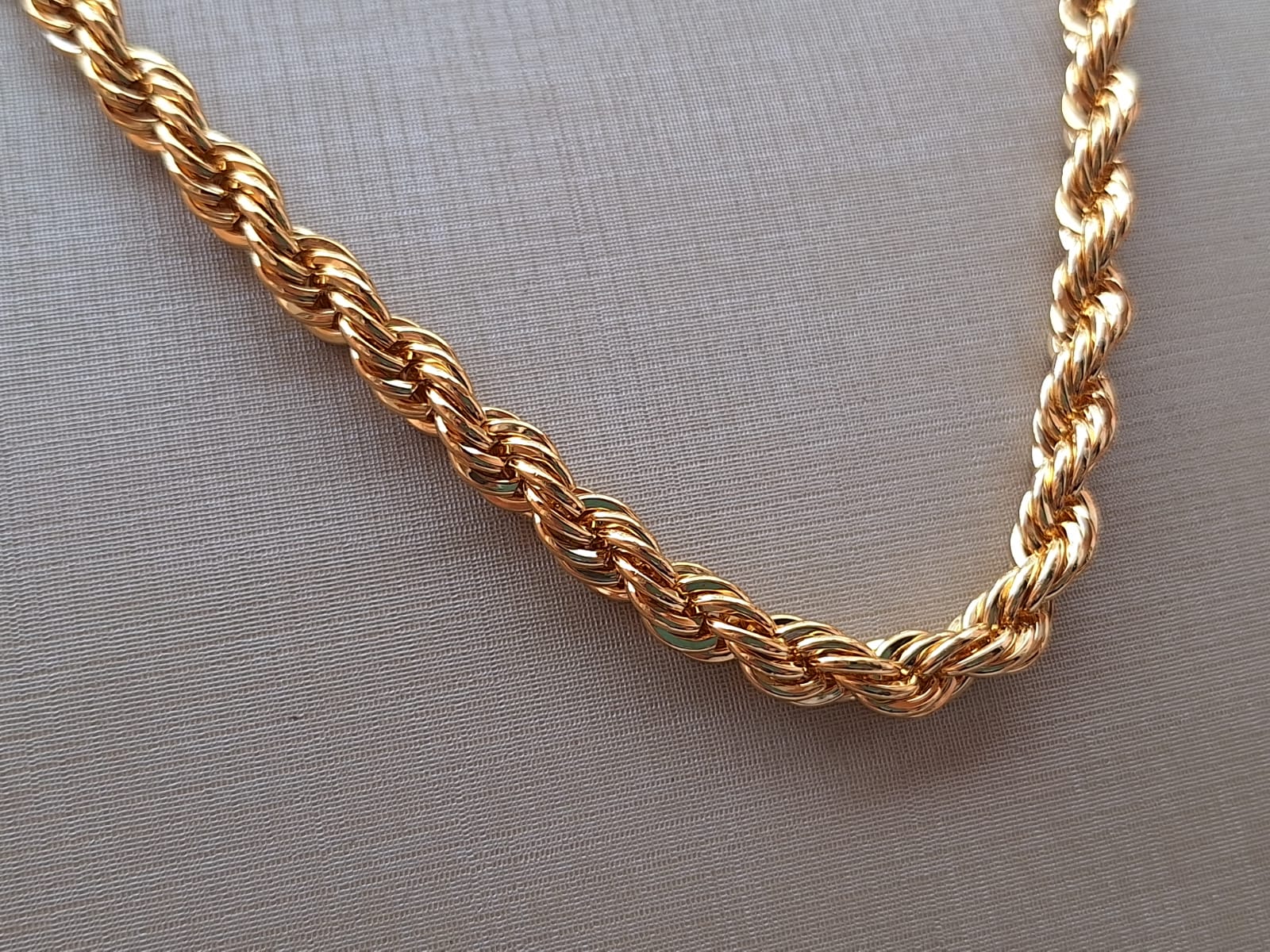 Choker espiral, banhada a ouro 18k e com verniz antialérgico ✨.