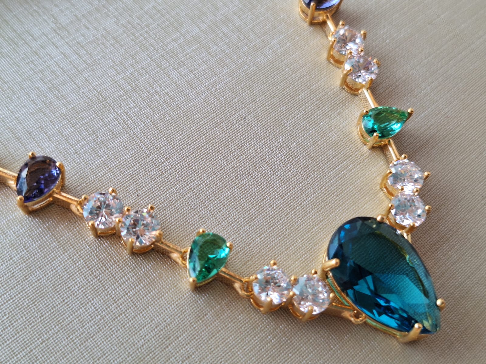 Colar banhado a ouro e cravejado em zircônia colorida, banhado a ouro 18k e com verniz antialérgico ✨.