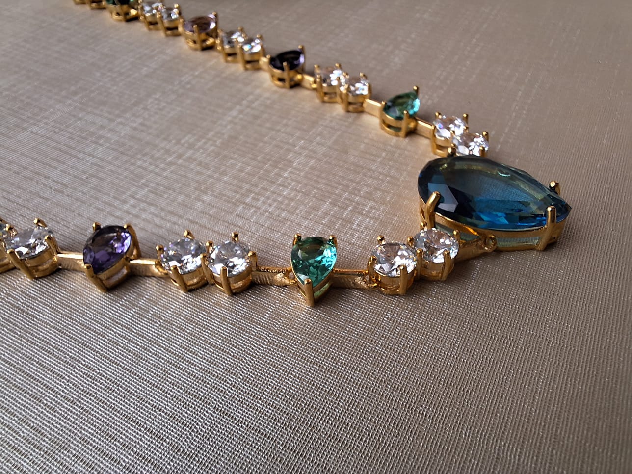 Colar banhado a ouro e cravejado em zircônia colorida, banhado a ouro 18k e com verniz antialérgico ✨.