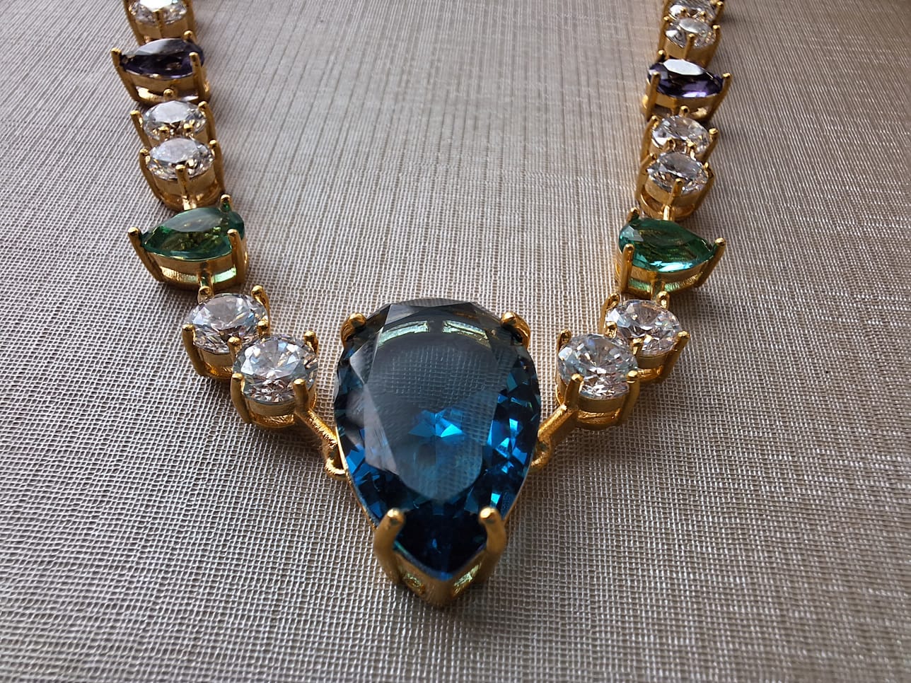 Colar banhado a ouro e cravejado em zircônia colorida, banhado a ouro 18k e com verniz antialérgico ✨.