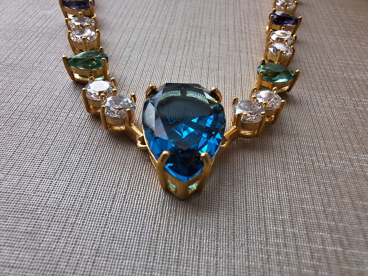 Colar banhado a ouro e cravejado em zircônia colorida, banhado a ouro 18k e com verniz antialérgico ✨.