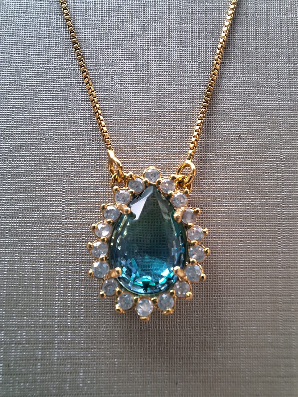 Colar banhado a ouro, com Safira azul e cravejado em zircônia