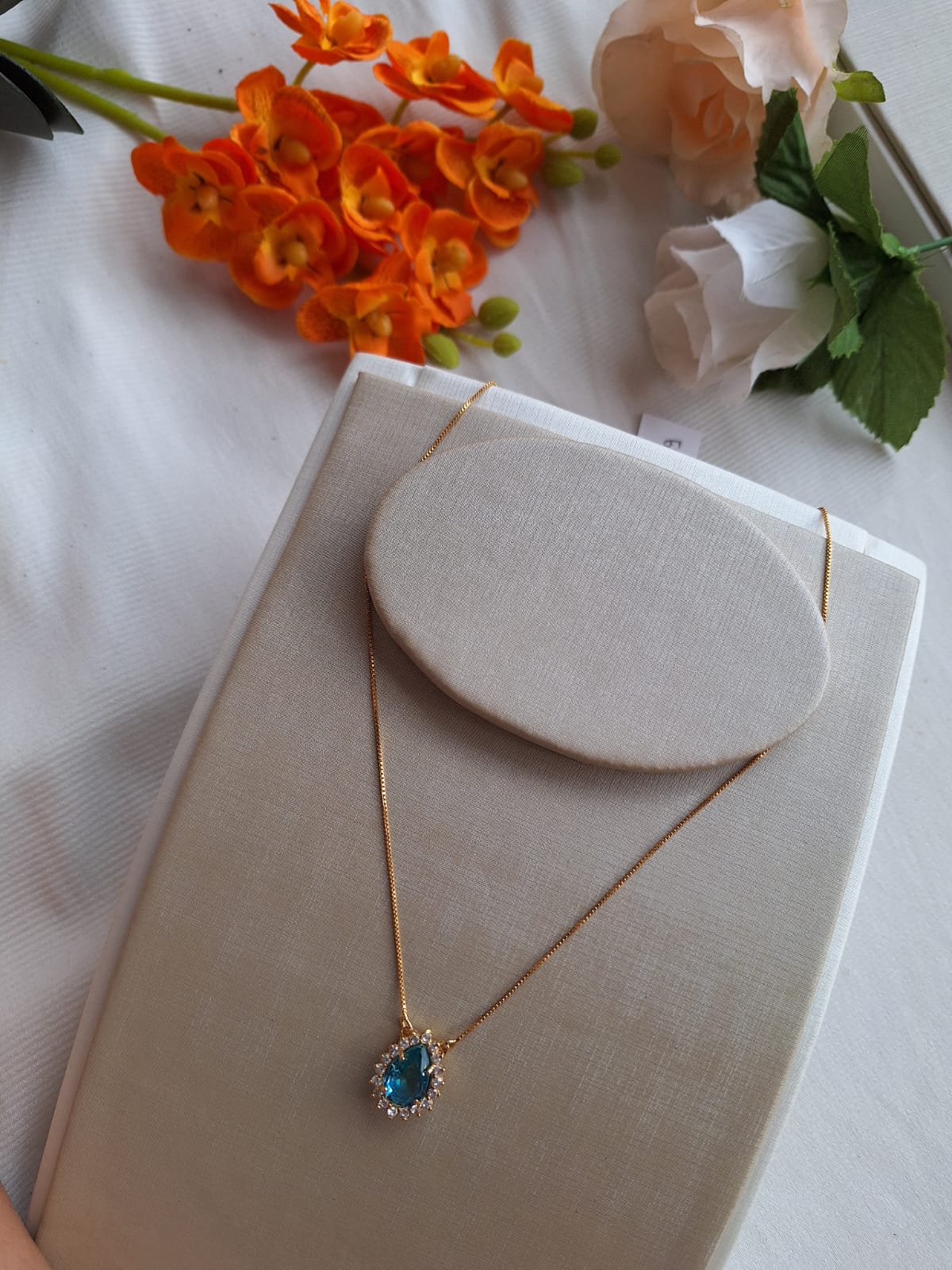 Colar banhado a ouro, com Safira azul e cravejado em zircônia