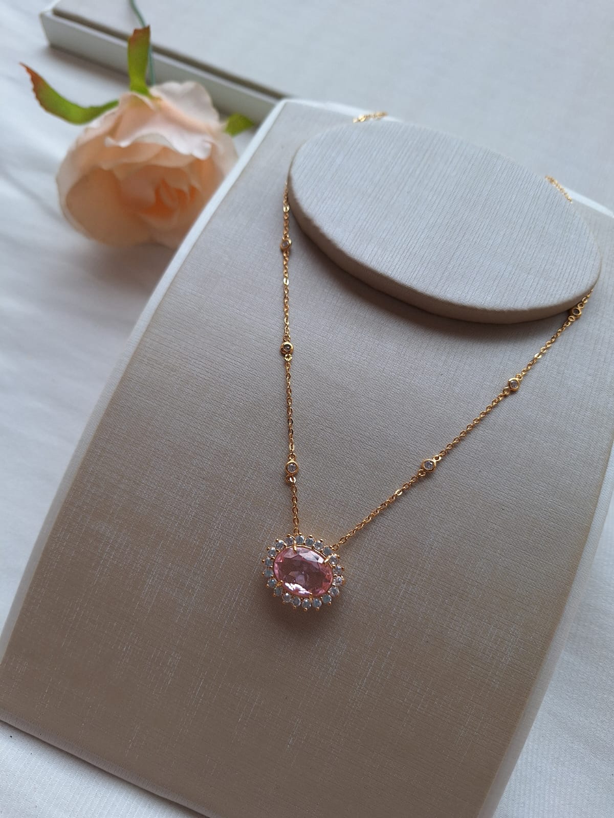 Colar com rubi rosa cravejado em zircônia, banhado a ouro 18k e com verniz antialérgico 💖✨.