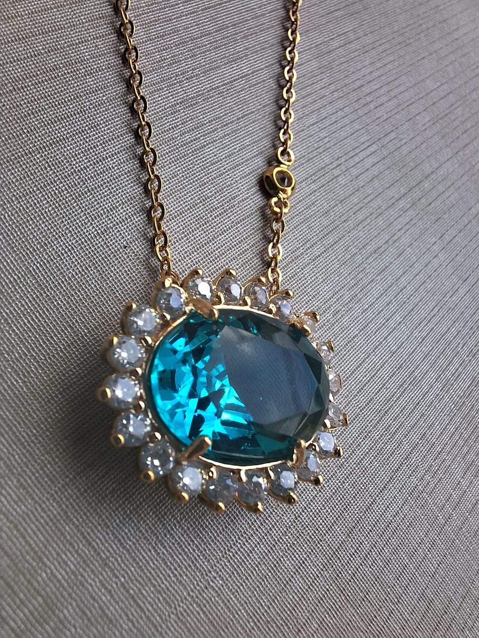 Colar banhado a ouro e verniz, com zircônia e safira, banhado a ouro 18k e com verniz antialérgico 💙✨.