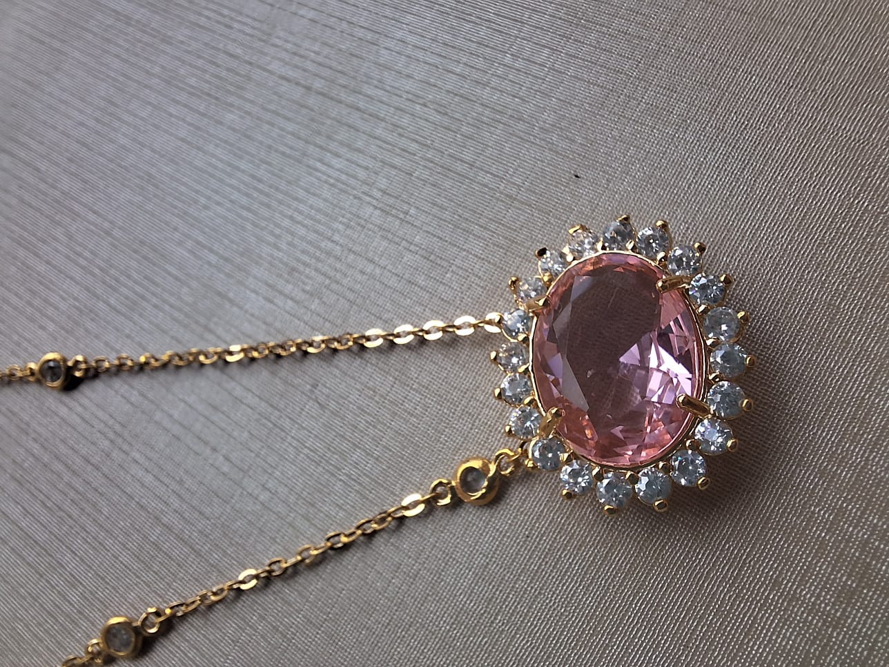 Colar com rubi rosa cravejado em zircônia, banhado a ouro 18k e com verniz antialérgico 💖✨.