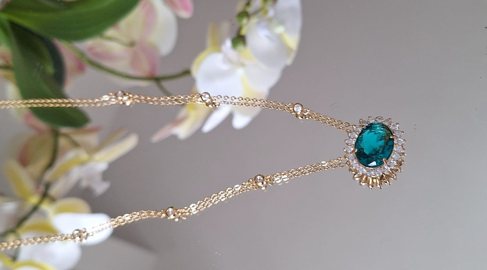 Colar banhado a ouro e verniz, com zircônia e safira, banhado a ouro 18k e com verniz antialérgico 💙✨.