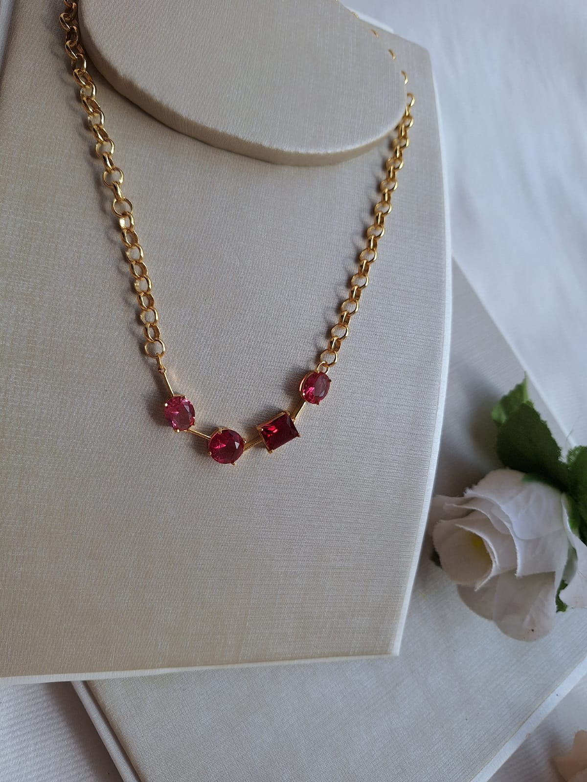 Colar de rubi, banhado a ouro 18k e com verniz antialérgico 🔴✨.