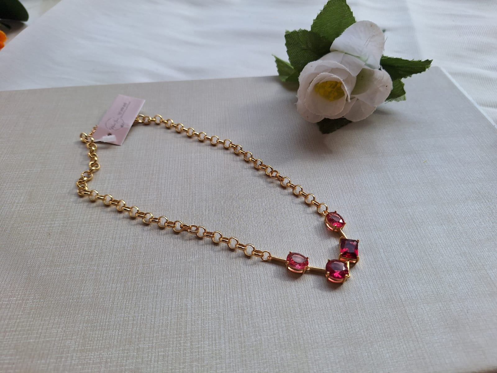 Colar de rubi, banhado a ouro 18k e com verniz antialérgico 🔴✨.