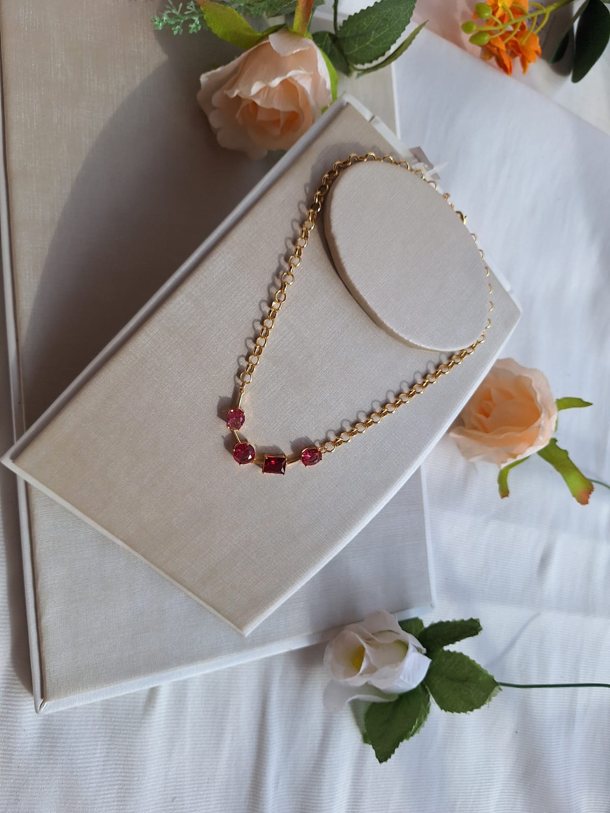 Colar de rubi, banhado a ouro 18k e com verniz antialérgico 🔴✨.