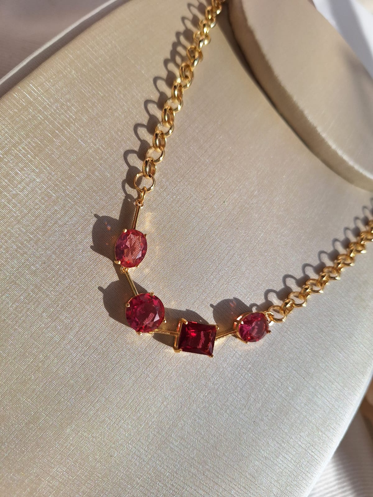 Colar de rubi, banhado a ouro 18k e com verniz antialérgico 🔴✨.