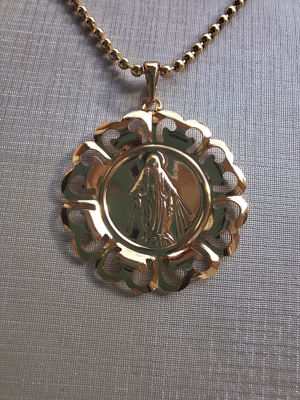 Colar Nossa Senhora das Graças, banhado a ouro 18k e com verniz antialérgico ✨🌼.