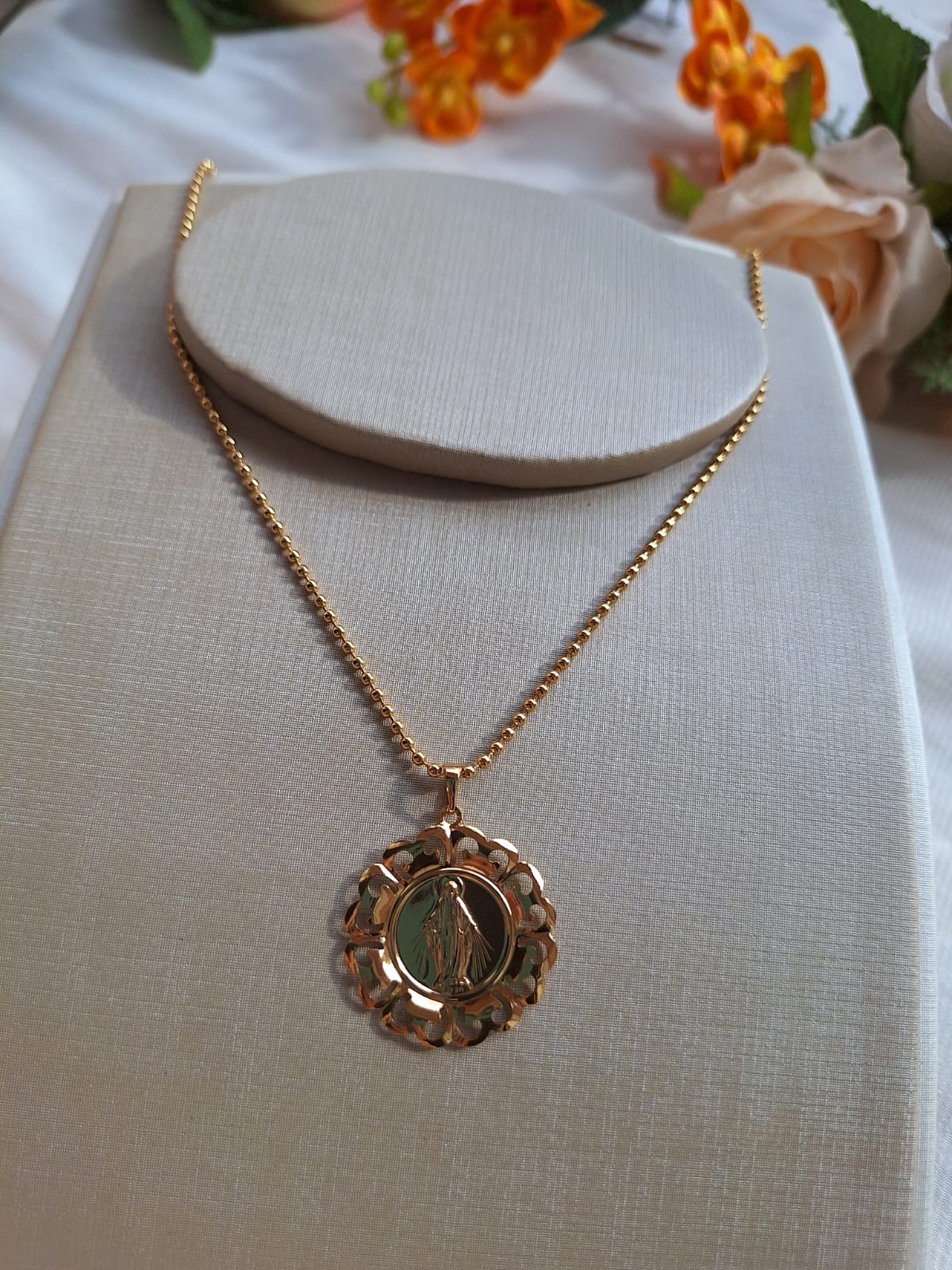 Colar Nossa Senhora das Graças, banhado a ouro 18k e com verniz antialérgico ✨🌼.