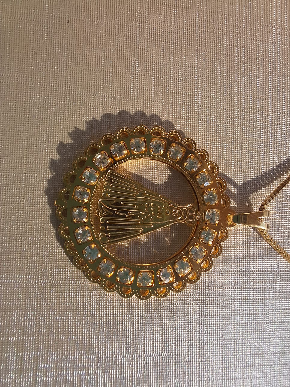 Colar de Nossa Senhora dos Remédios, banhado a ouro 18k e com verniz antialérgico ✨🙏.