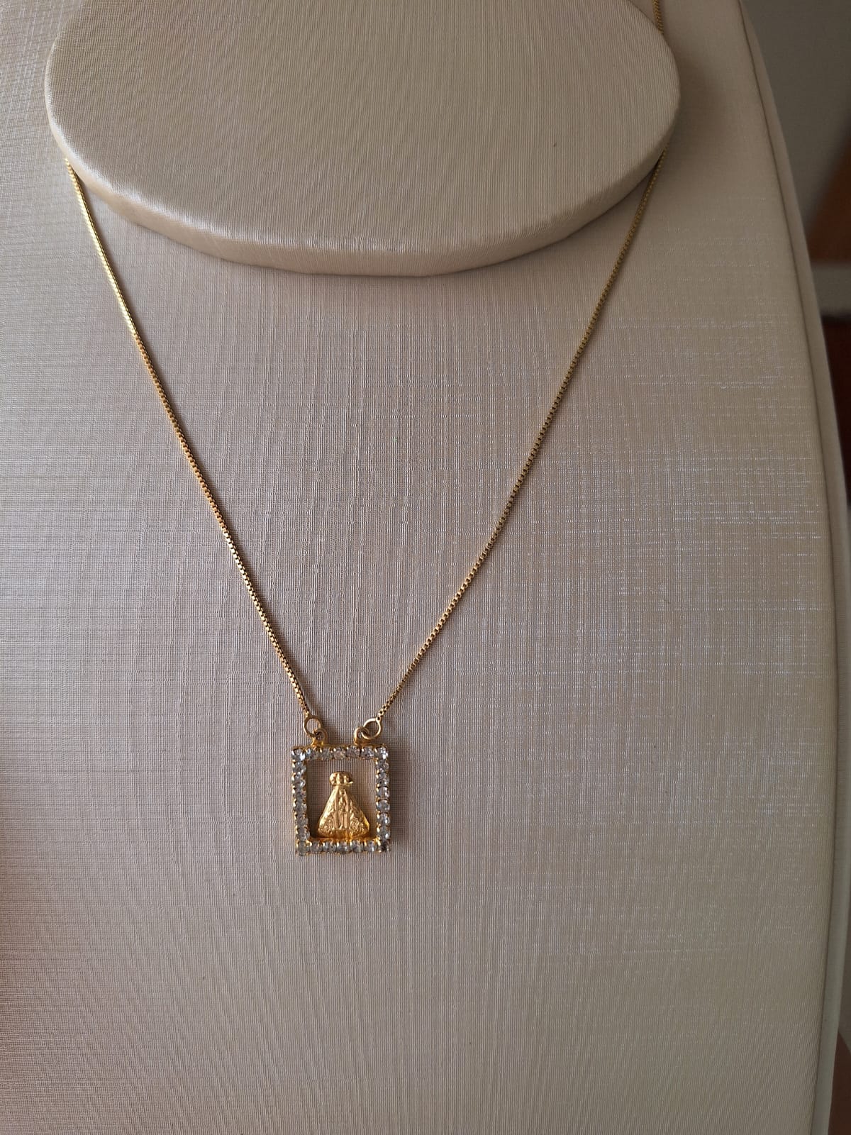 Colar Nossa Senhora Aparecida, banhado a ouro 18k e com verniz antialérgico 🙏✨.