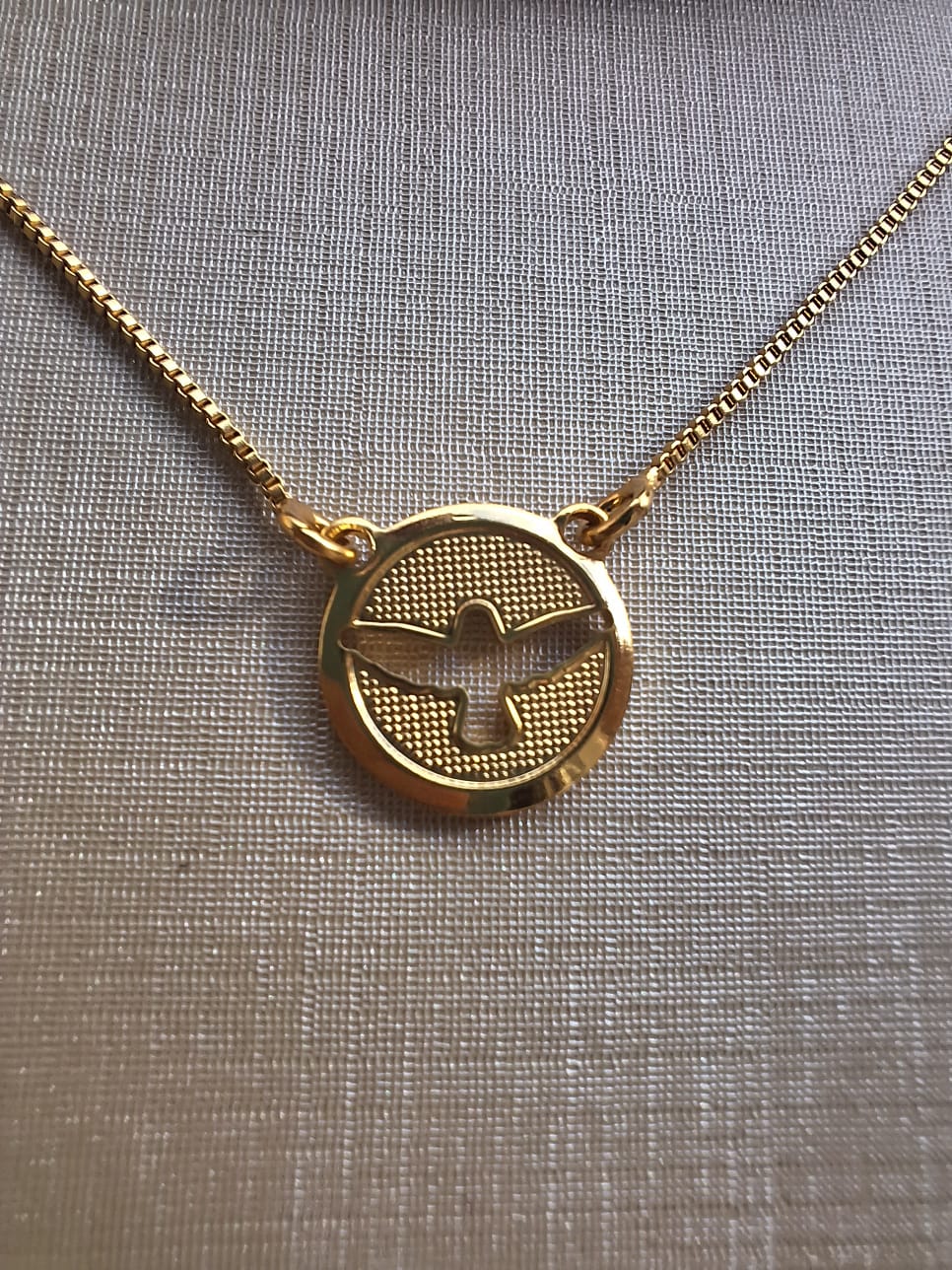 Escapulário do Divino Espírito Santo, banhado a ouro 18k e com verniz antialérgico ✨🕊️.