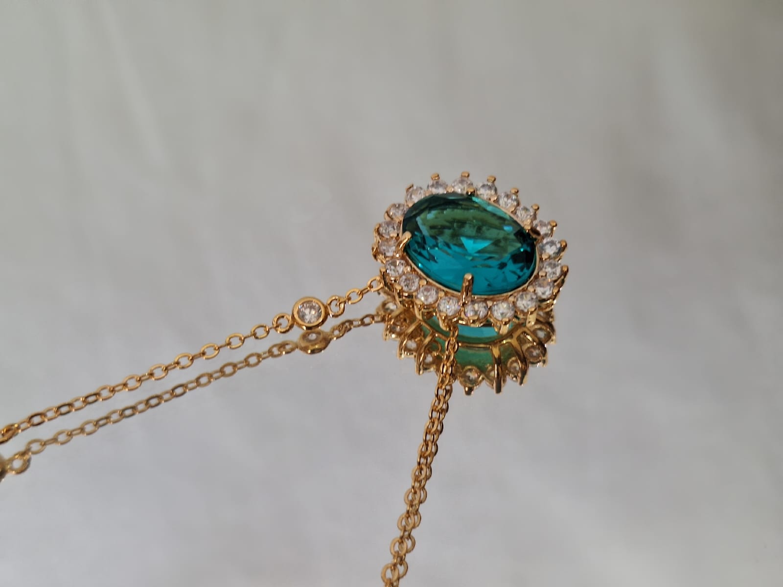 Colar banhado a ouro e verniz, com zircônia e safira, banhado a ouro 18k e com verniz antialérgico 💙✨.