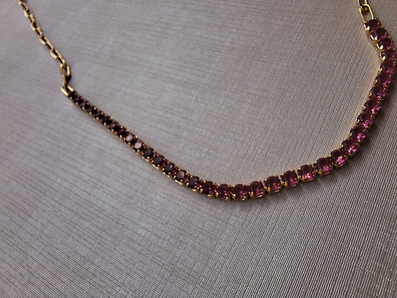 Choker banhada a ouro 18k, cravejada em zircônia vermelha e com verniz antialérgico ❤️✨.