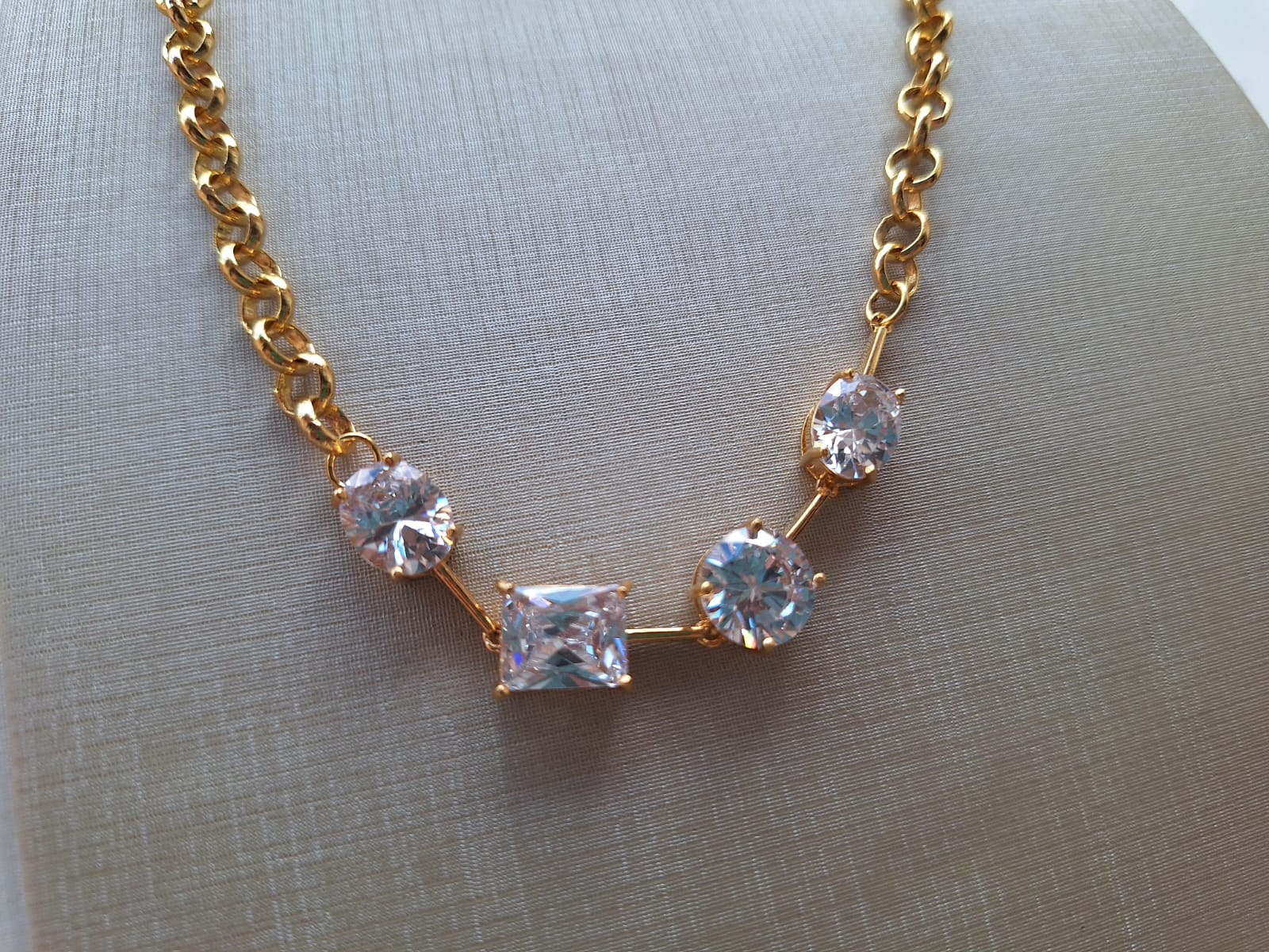 Colar de zircônia quadriculada, banhado a ouro 18k e com verniz antialérgico ✨💎.