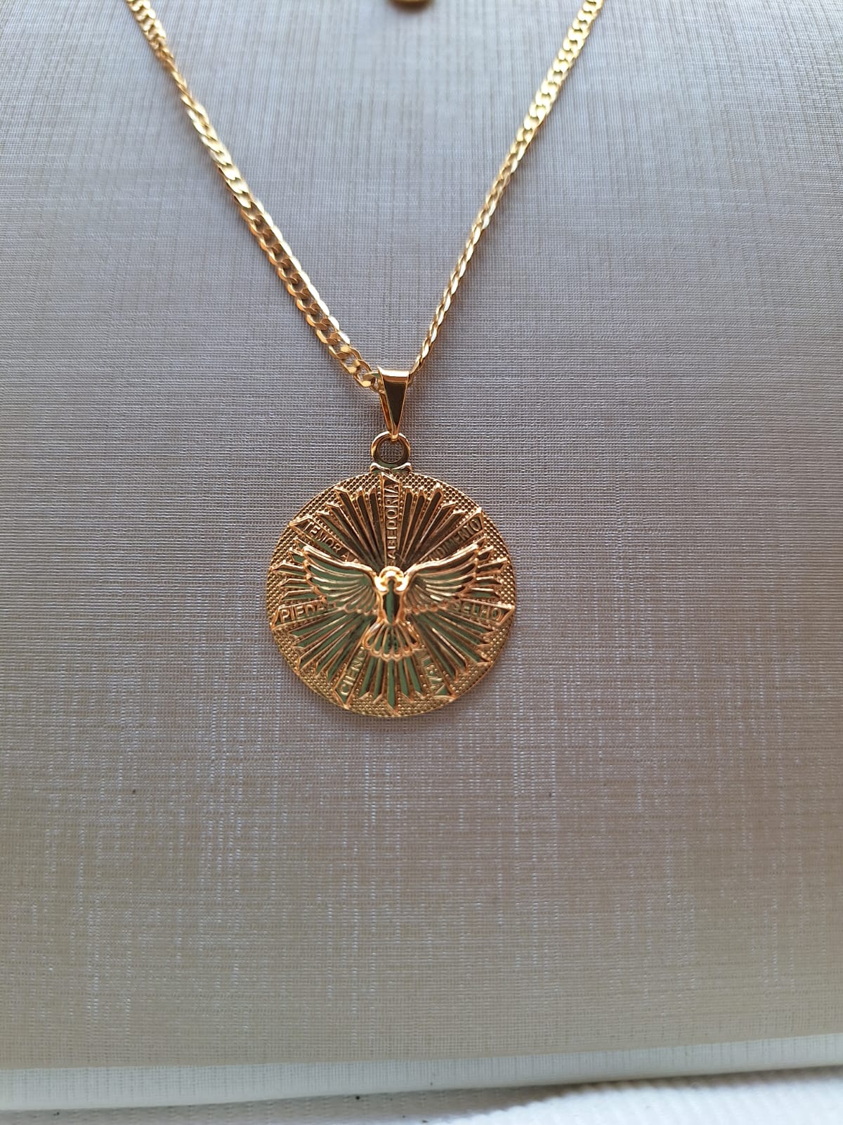 Colar duplo do Espírito Santo e gota da paz, banhado a ouro 18k e com verniz antialérgico 🕊️✨.