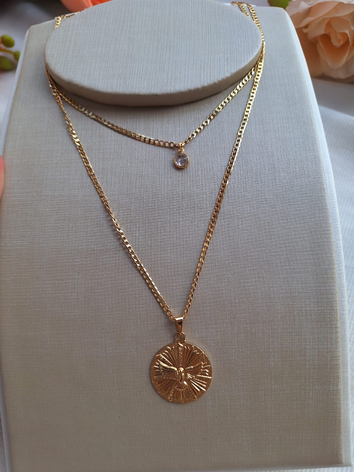 Colar duplo do Espírito Santo e gota da paz, banhado a ouro 18k e com verniz antialérgico 🕊️✨.