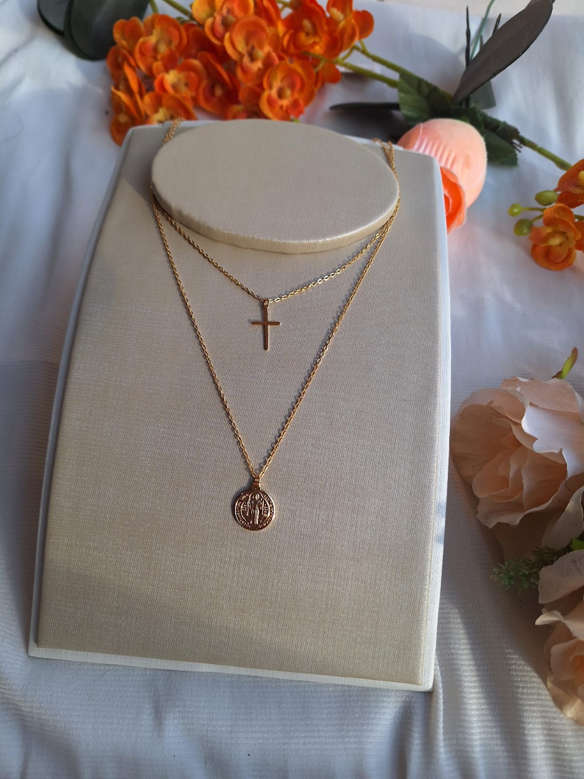 Colar duplo de São Bento e Crucifixo, banhado a ouro 18k e com verniz antialérgico ✨✝️.