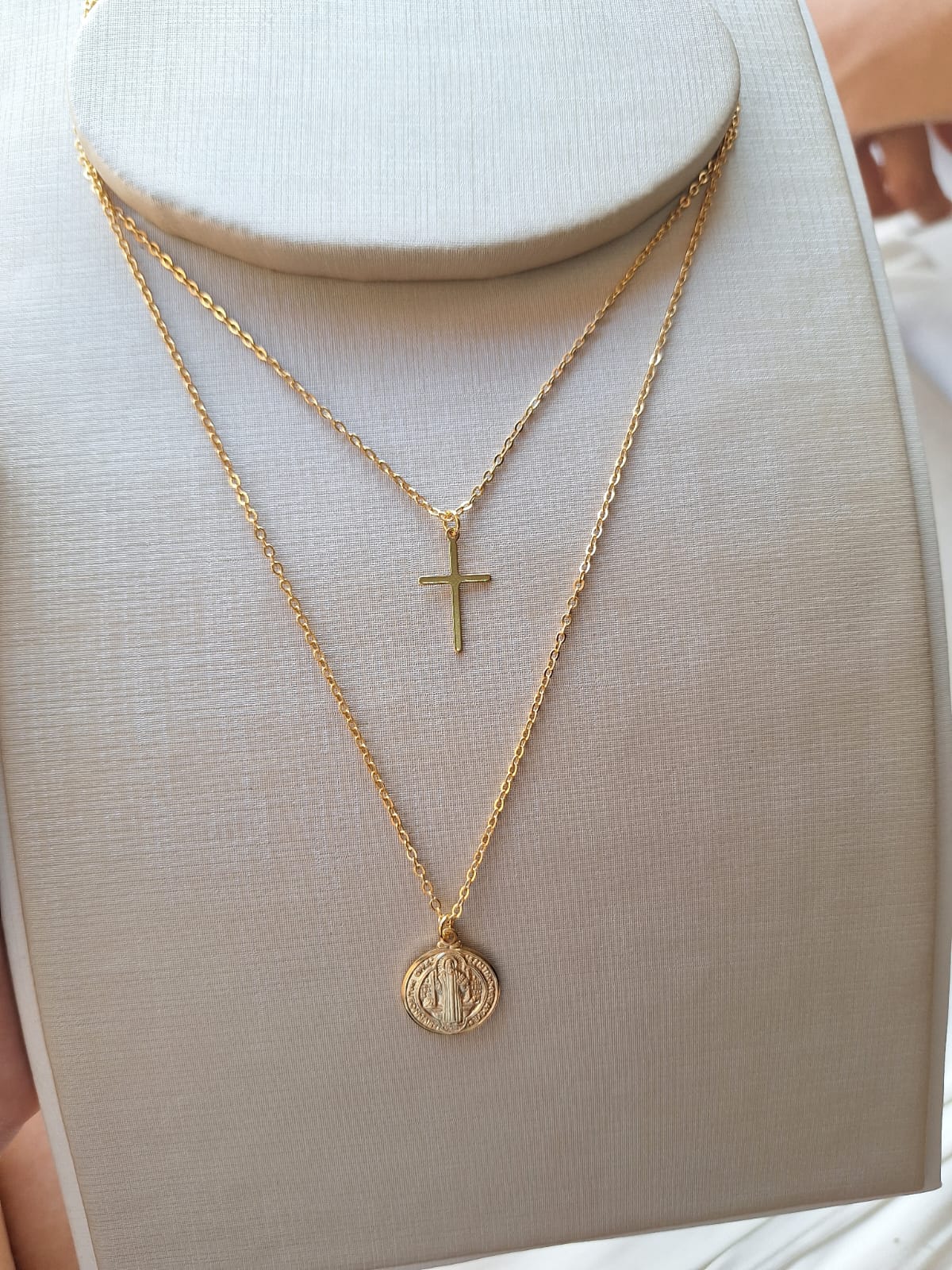 Colar duplo de São Bento e Crucifixo, banhado a ouro 18k e com verniz antialérgico ✨✝️.