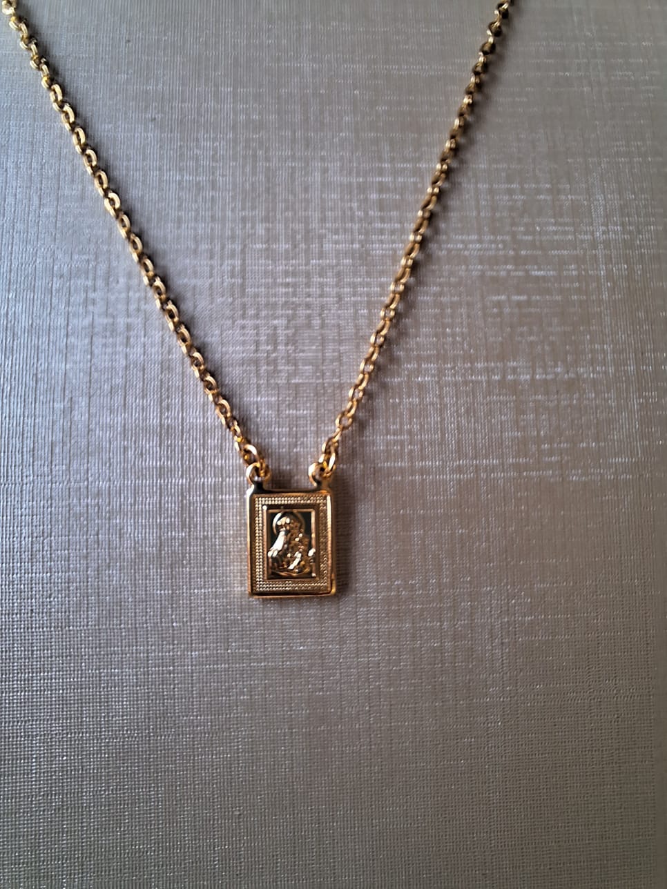 Escapulário de Sagrado Coração de Jesus, cravejado em zircônia, banhado a ouro 18k e com verniz antialérgico ✨🙏.