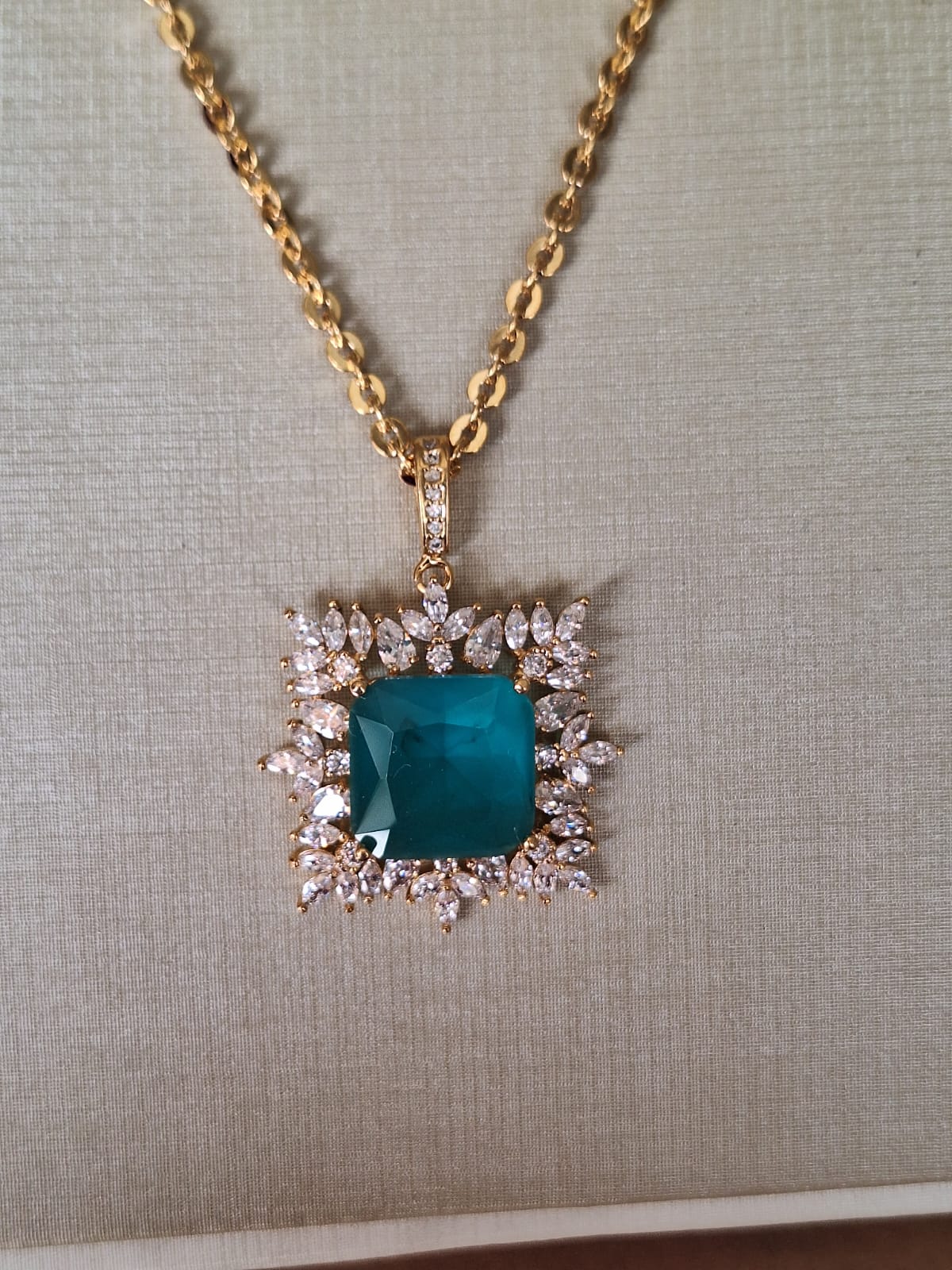 Colar de ametista quadrado com navetes de cristais, banhado a ouro 18k e com verniz antialérgico ✨.