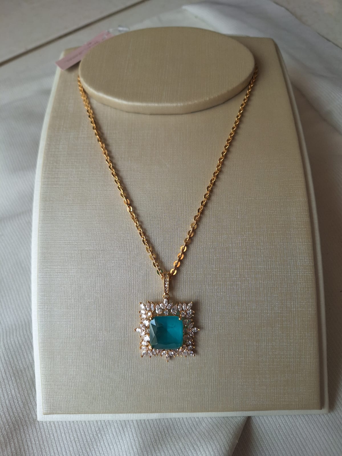 Colar de ametista quadrado com navetes de cristais, banhado a ouro 18k e com verniz antialérgico ✨.