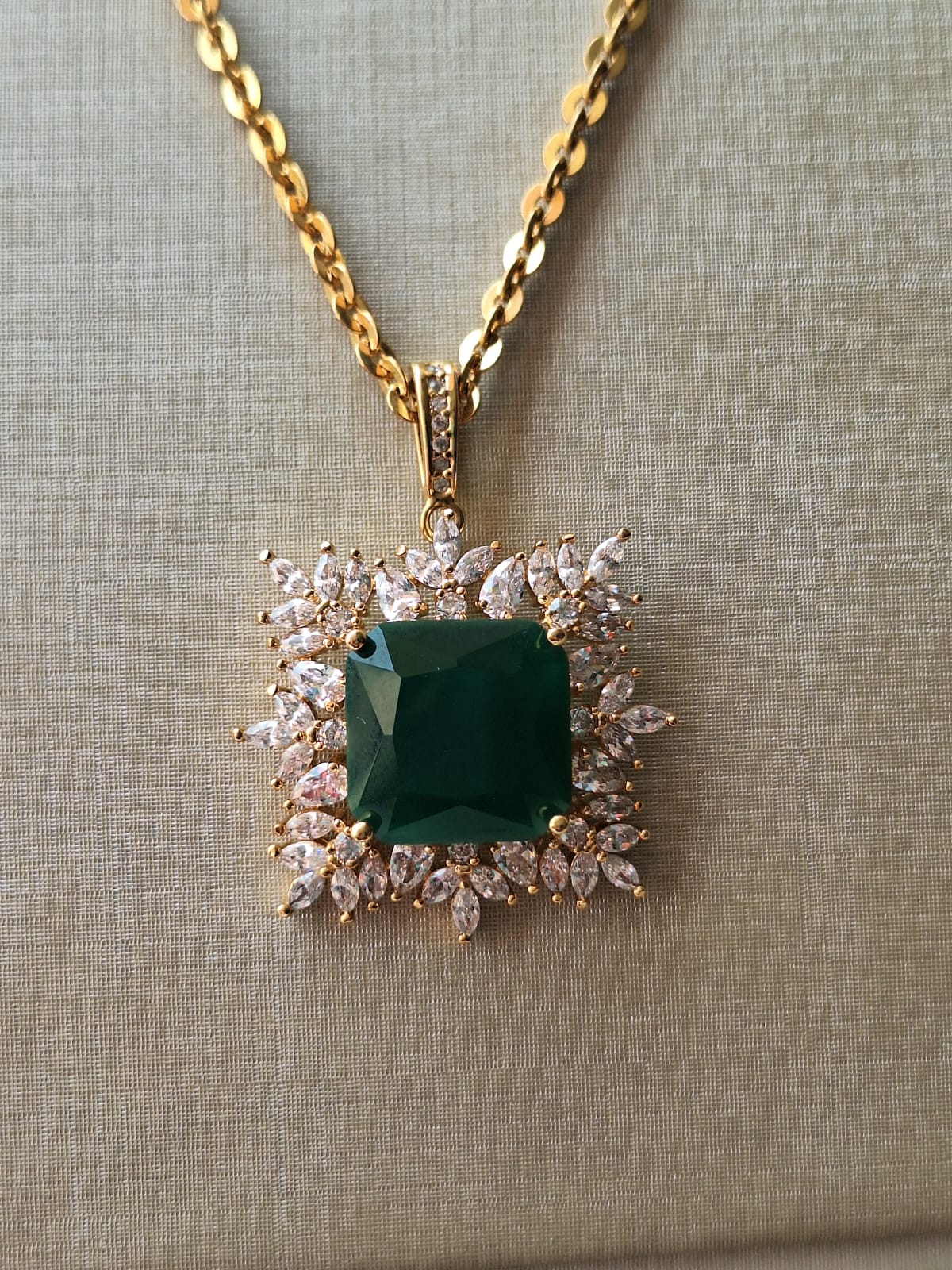 Colar de esmeralda colorida quadrada com navetes de cristais, banhado a ouro 18k e com verniz antialérgico 💚✨.