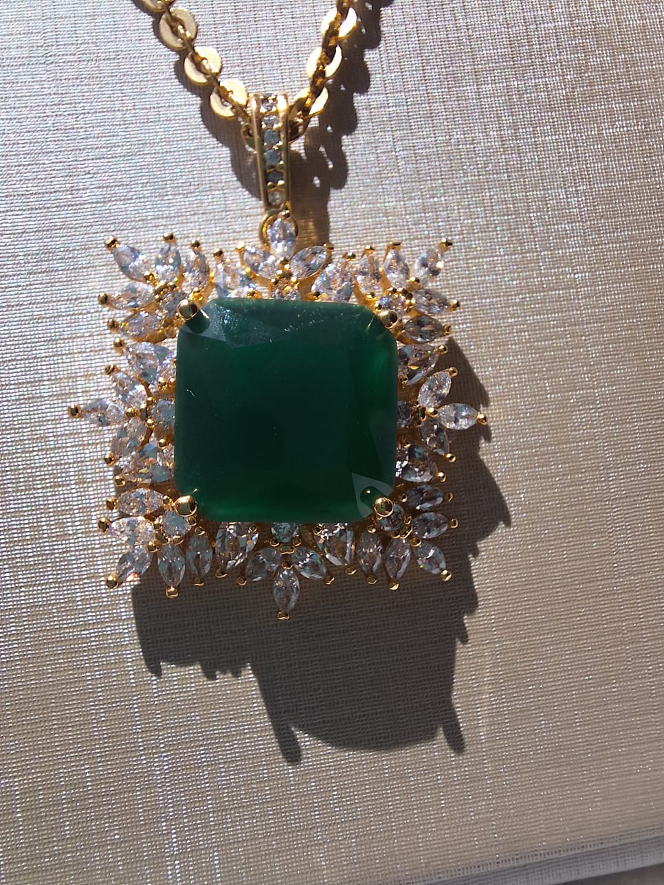 Colar de esmeralda colorida quadrada com navetes de cristais, banhado a ouro 18k e com verniz antialérgico 💚✨.