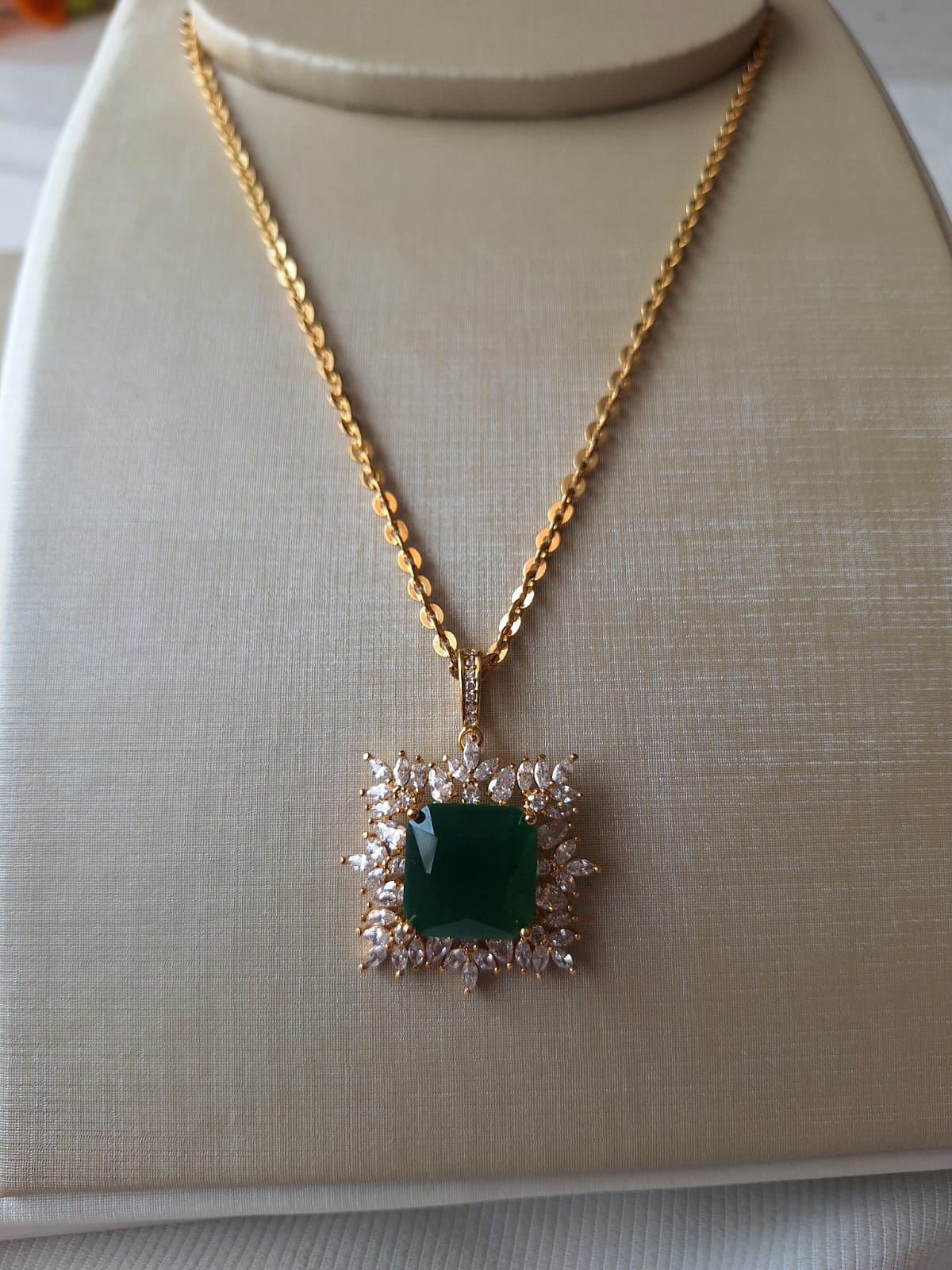 Colar de esmeralda colorida quadrada com navetes de cristais, banhado a ouro 18k e com verniz antialérgico 💚✨.