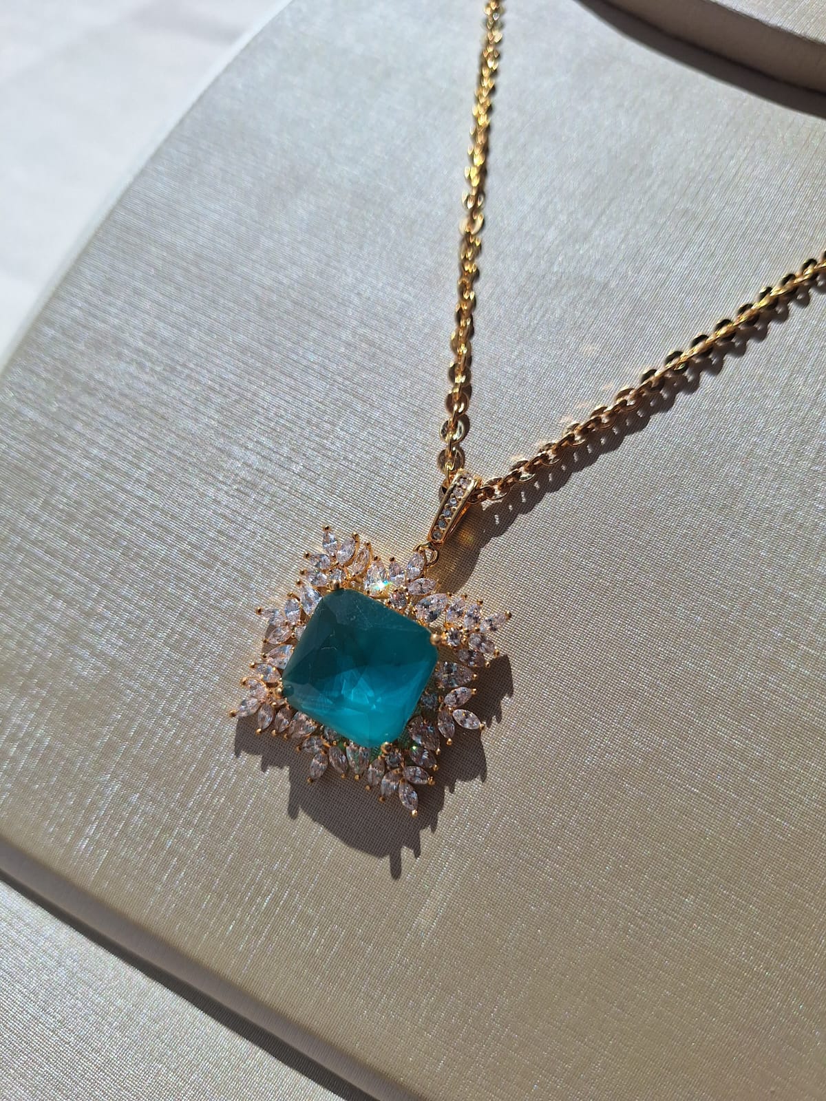 Colar de ametista quadrado com navetes de cristais, banhado a ouro 18k e com verniz antialérgico ✨.