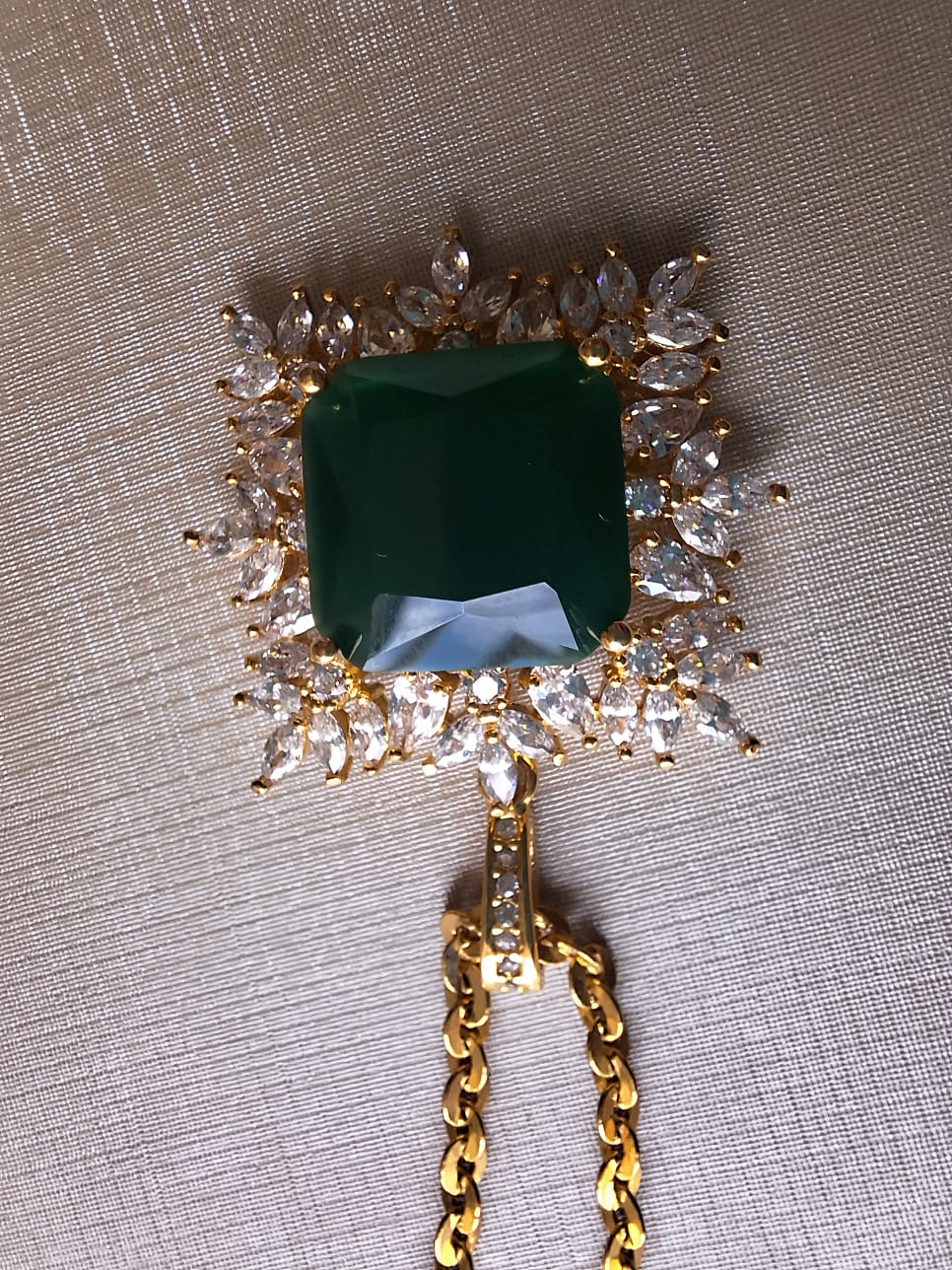 Colar de esmeralda colorida quadrada com navetes de cristais, banhado a ouro 18k e com verniz antialérgico 💚✨.