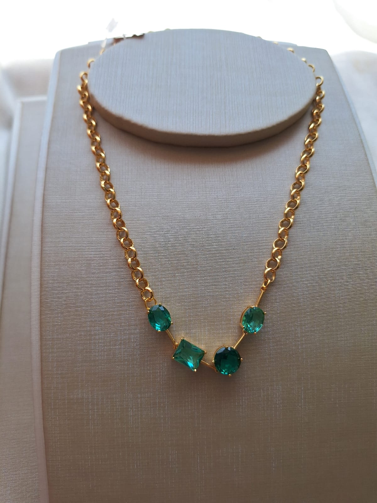 Colar de turmalina colorida, banhado a ouro 18k e com verniz antialérgico ✨.