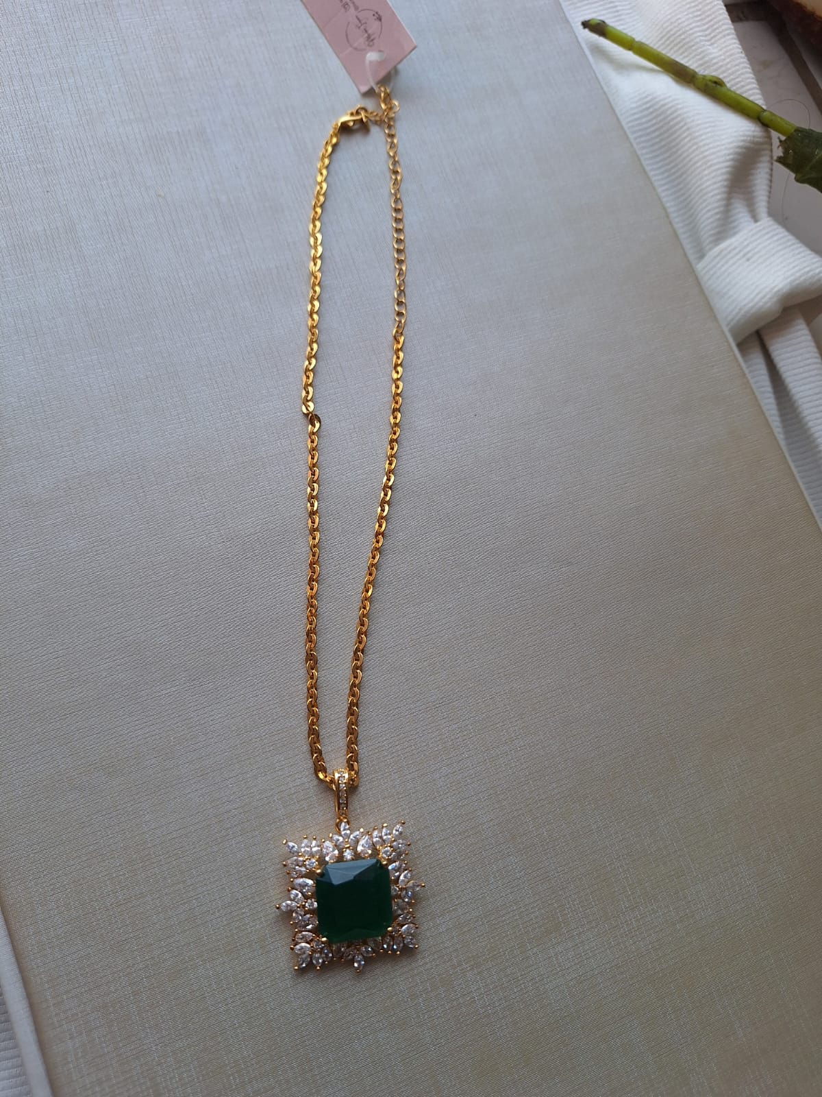 Colar de esmeralda colorida quadrada com navetes de cristais, banhado a ouro 18k e com verniz antialérgico 💚✨.