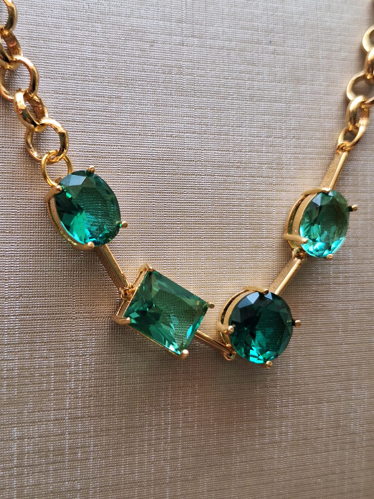 Colar de turmalina colorida, banhado a ouro 18k e com verniz antialérgico ✨.