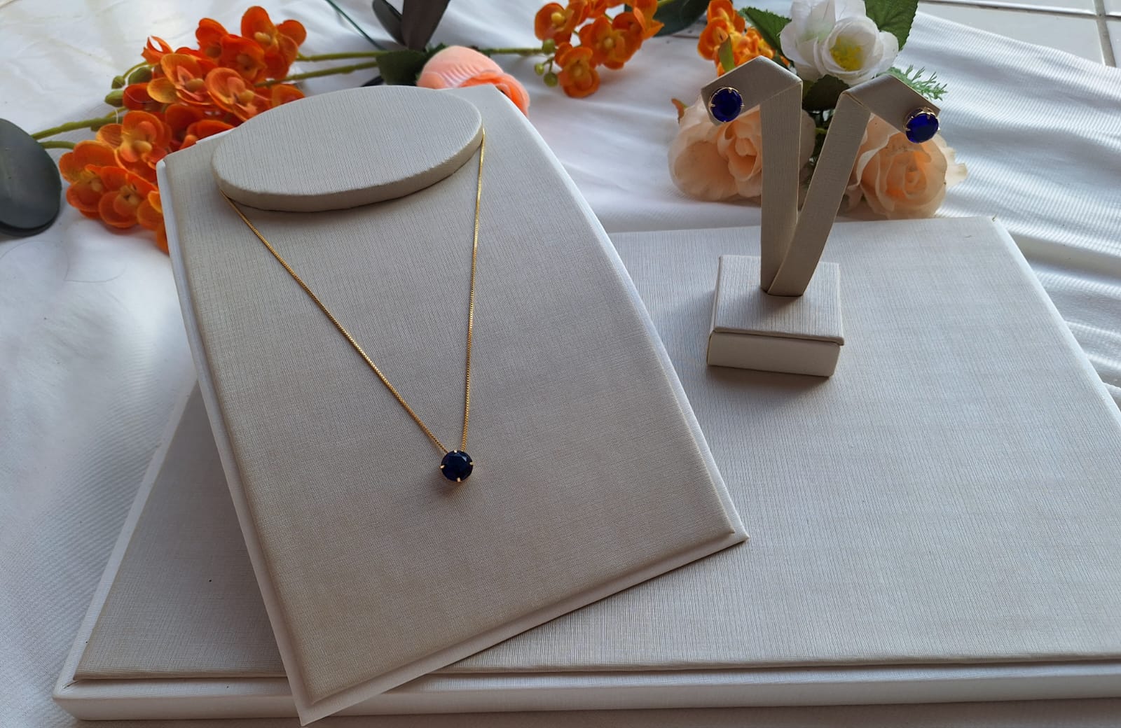 Conjunto de safira, banhado a ouro 18k e com verniz antialérgico 💙✨.