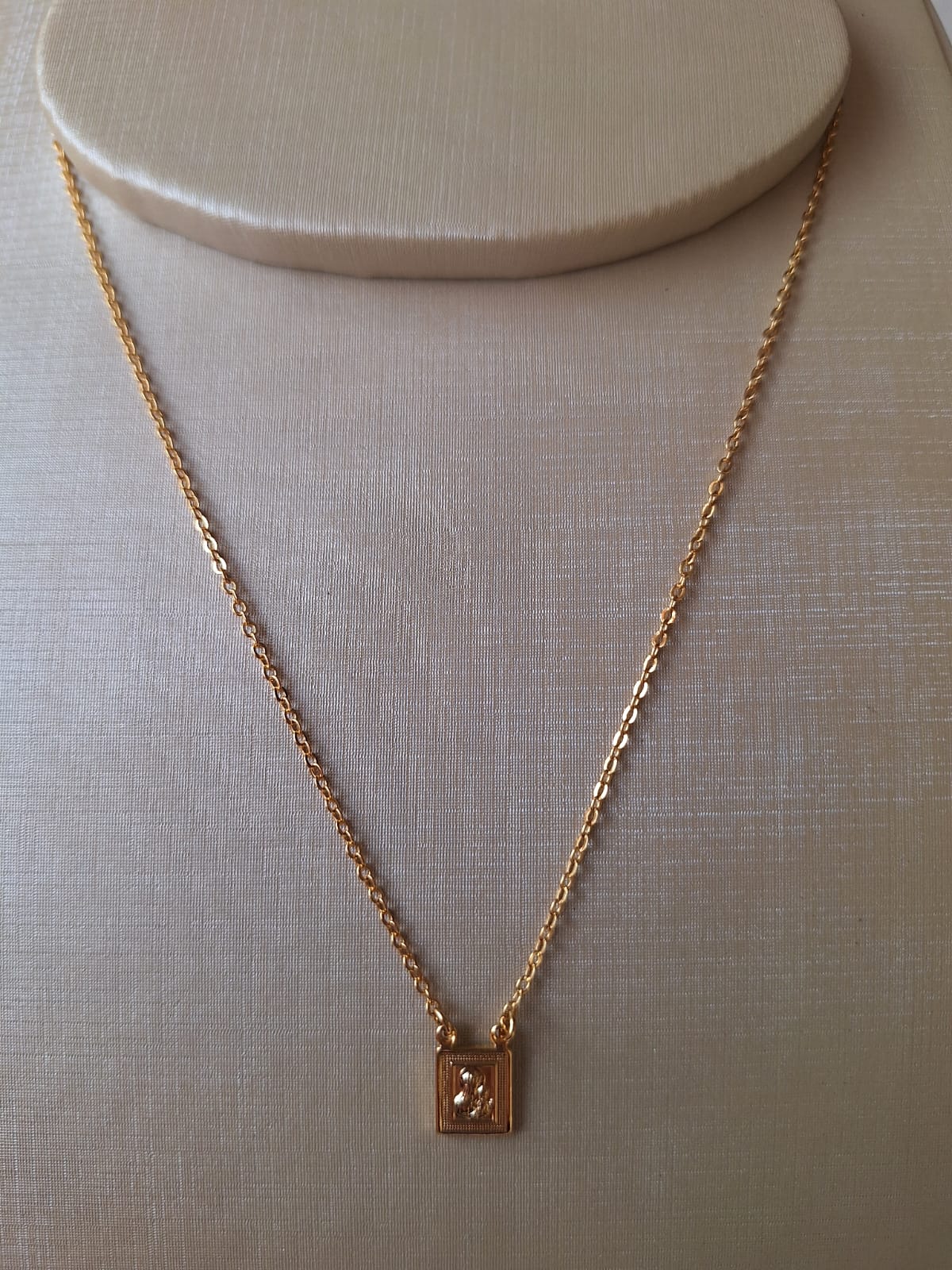 Escapulário de Sagrado Coração de Jesus, cravejado em zircônia, banhado a ouro 18k e com verniz antialérgico ✨🙏.