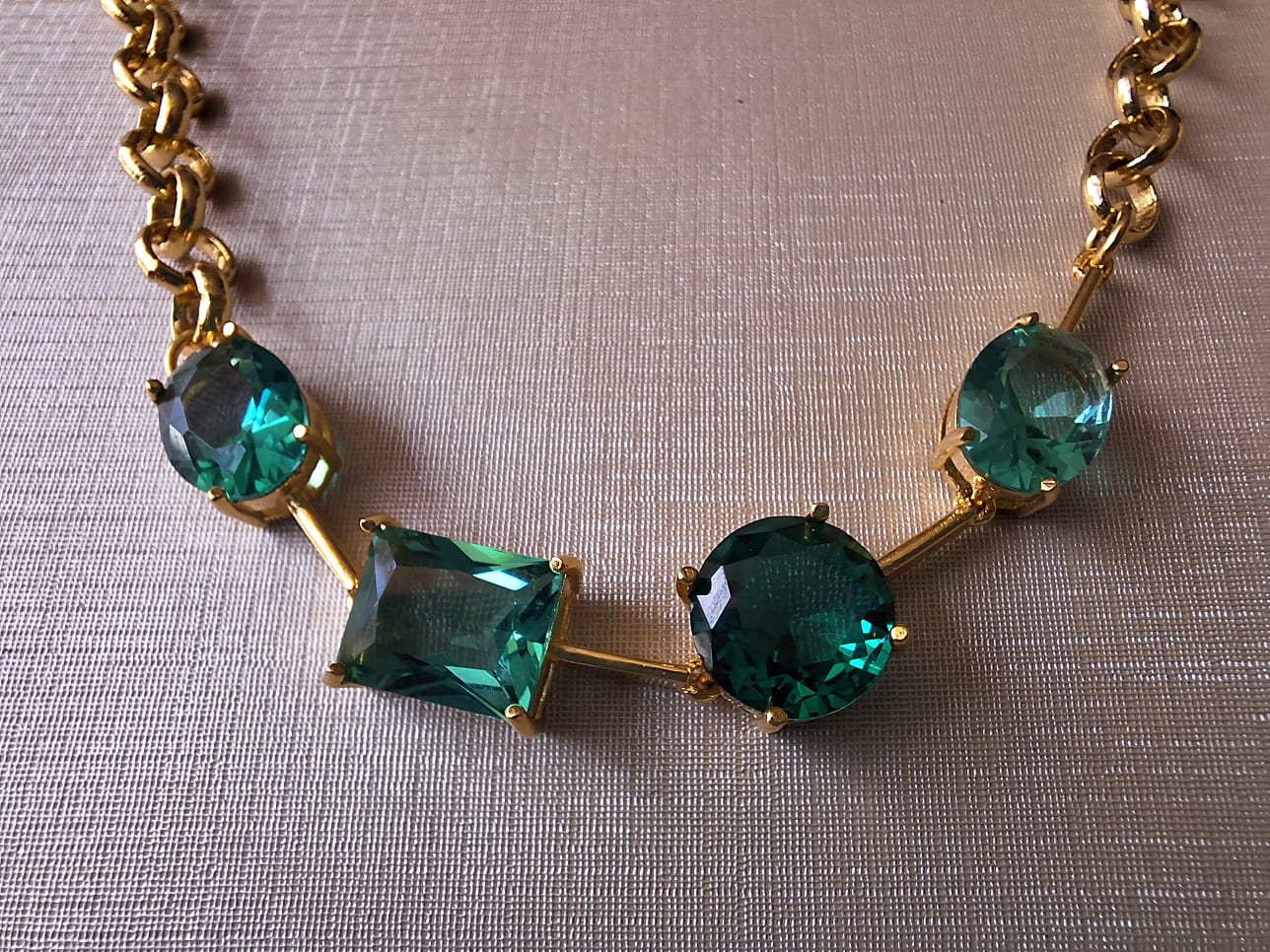 Colar de turmalina colorida, banhado a ouro 18k e com verniz antialérgico ✨.