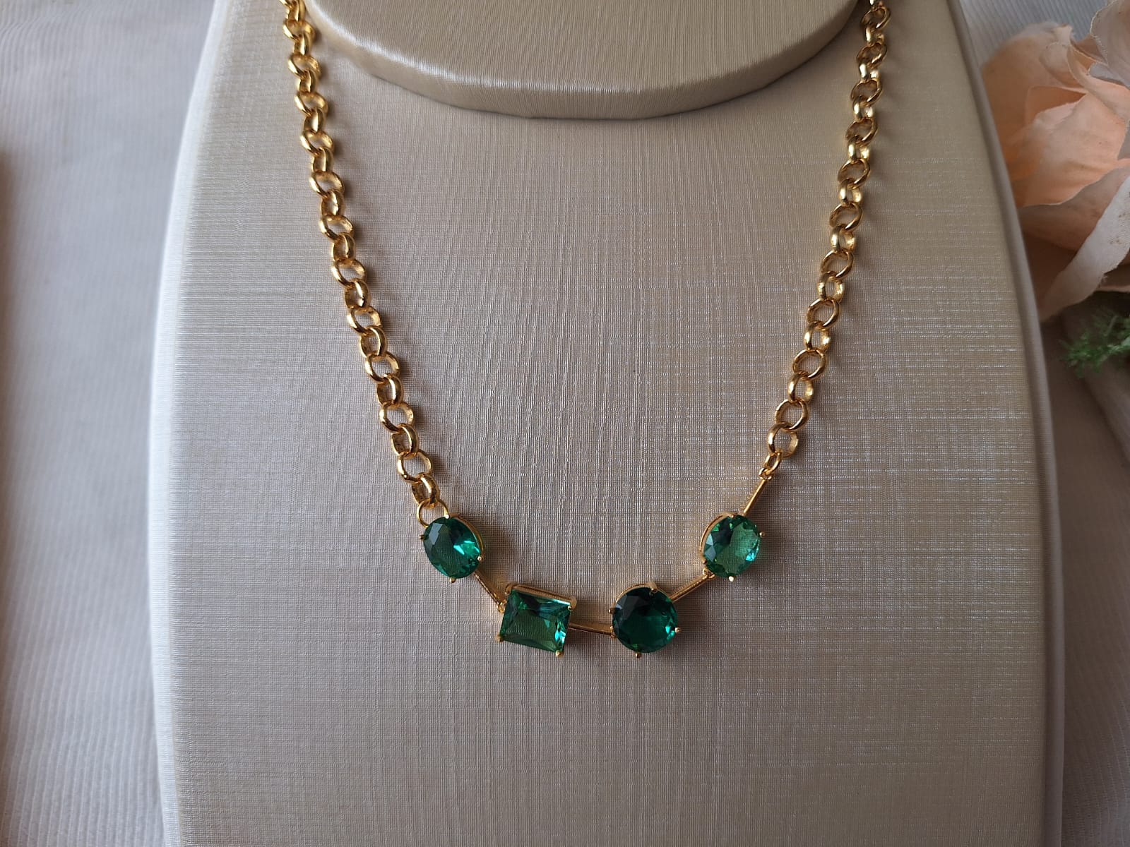 Colar de turmalina colorida, banhado a ouro 18k e com verniz antialérgico ✨.